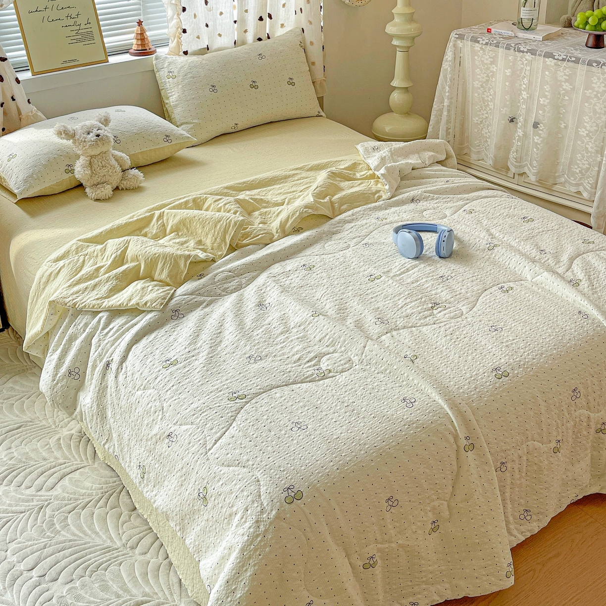 91家纺网 家纺一手货源 找家纺 一比一家纺 2026新款泡芙纱简款夏被四件套 樱桃波点