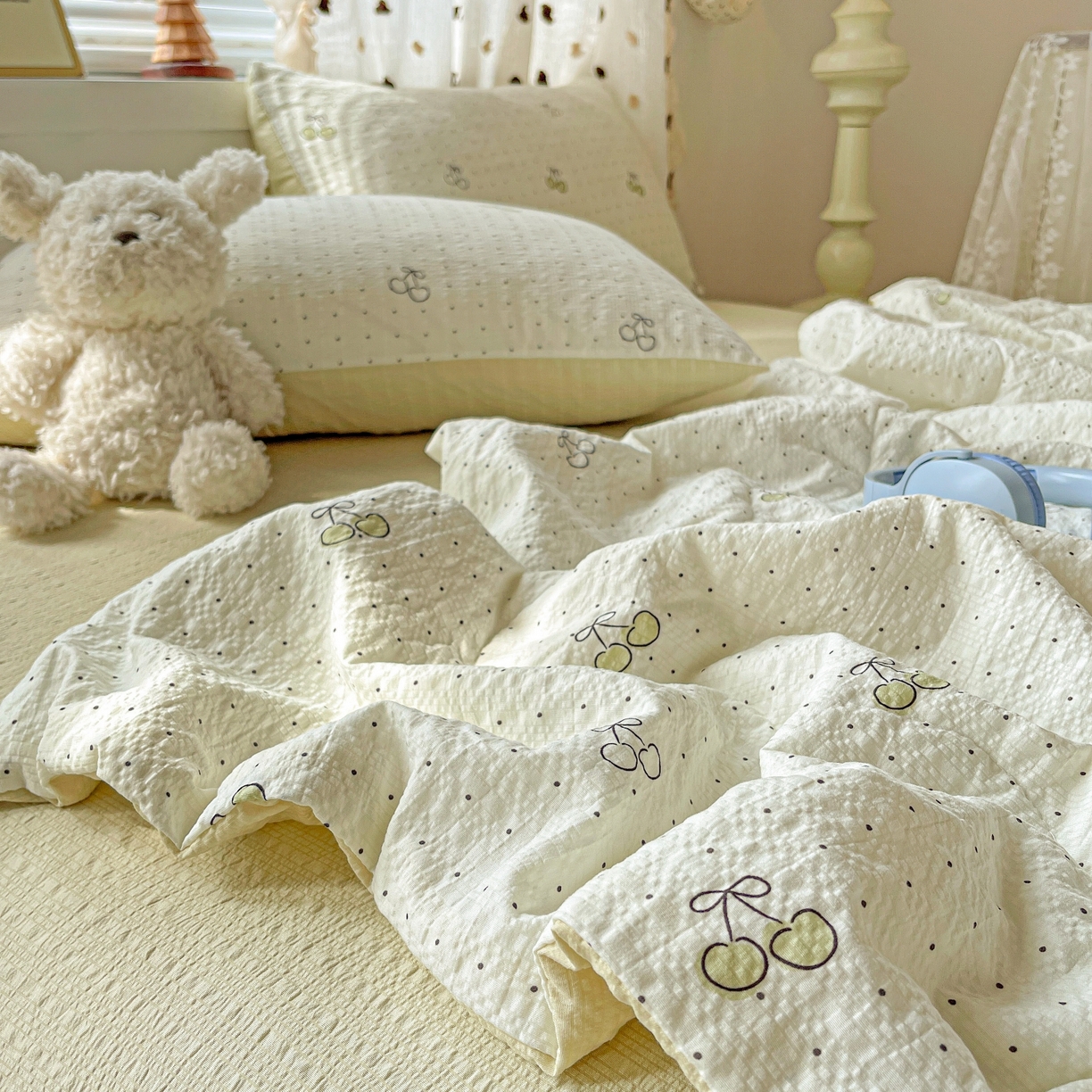 91家纺网 家纺一手货源 找家纺 一比一家纺 2026新款泡芙纱简款夏被四件套 樱桃波点