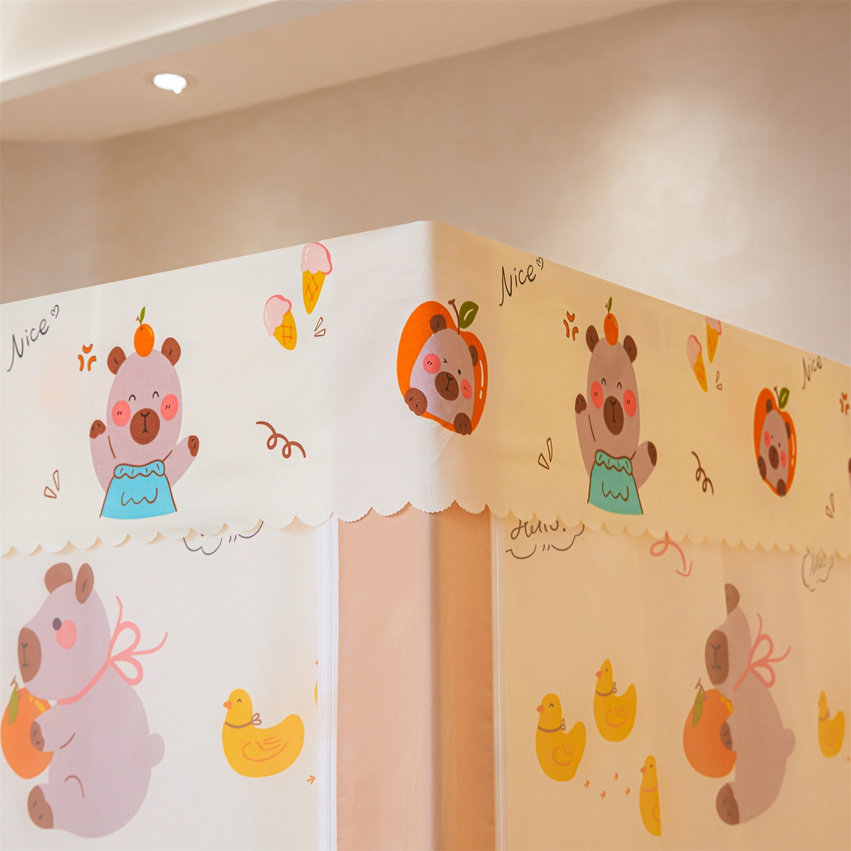 91家纺网 家纺一手货源 找家纺 迪凡保罗蚊帐 2026新款2606专版卡通回底全底AB版遮光帘坐床蚊帐 水豚派对-带床帘