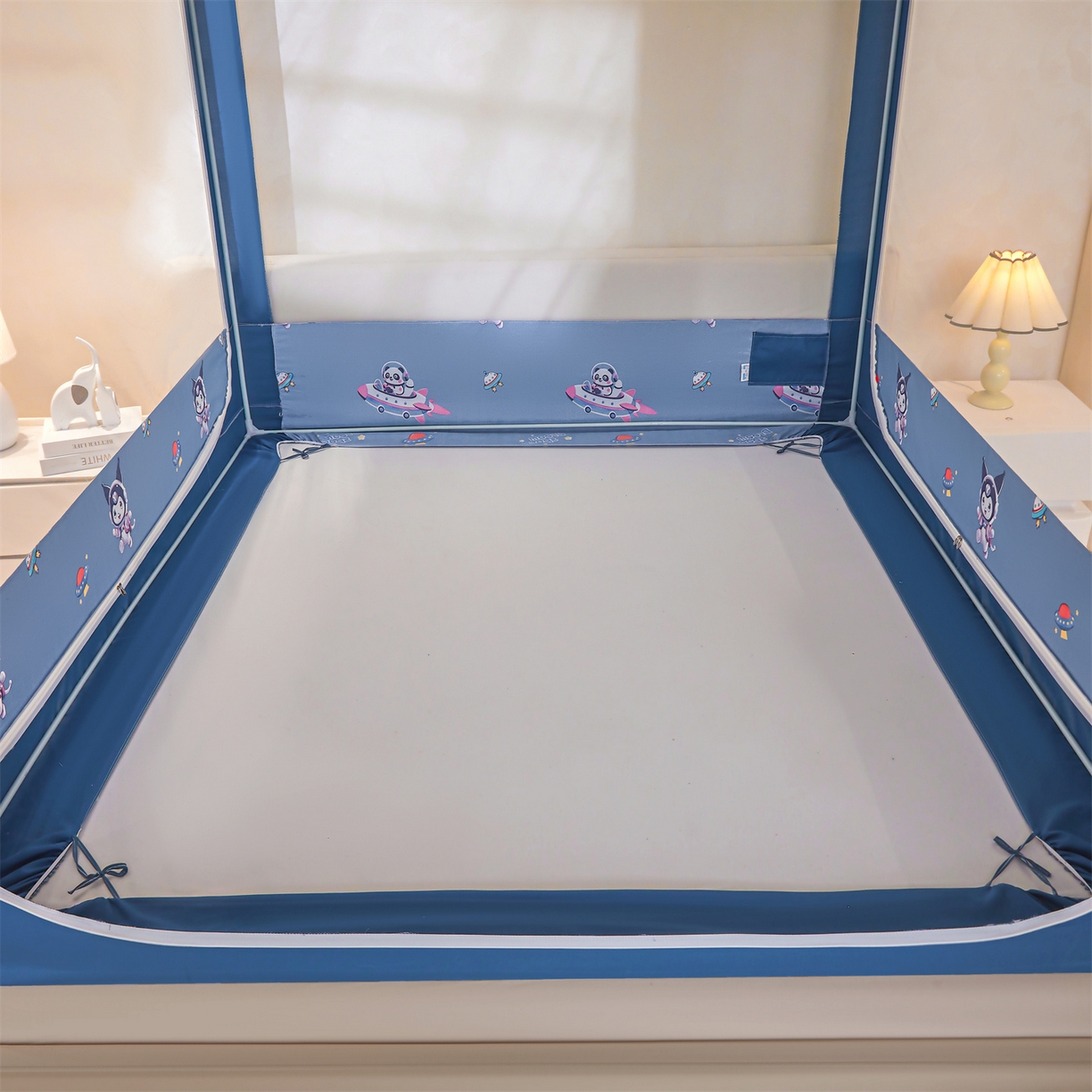 91家纺网 家纺一手货源 找家纺 迪凡保罗蚊帐 2026新款2606专版卡通回底全底AB版遮光帘坐床蚊帐 遨游太空-无床帘