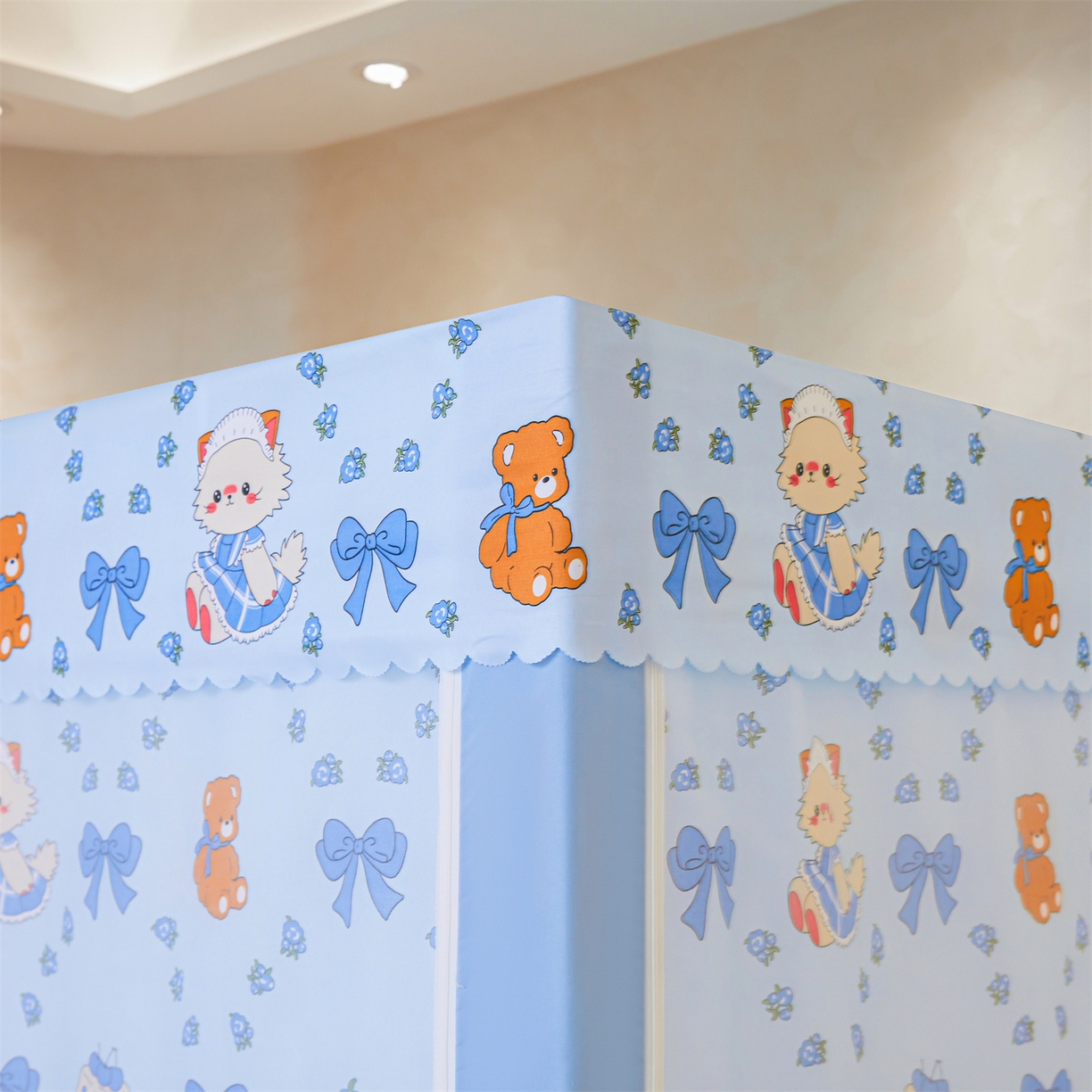 91家纺网 家纺一手货源 找家纺 迪凡保罗蚊帐 2026新款2606专版卡通回底全底AB版遮光帘坐床蚊帐 快乐乐园-带床帘