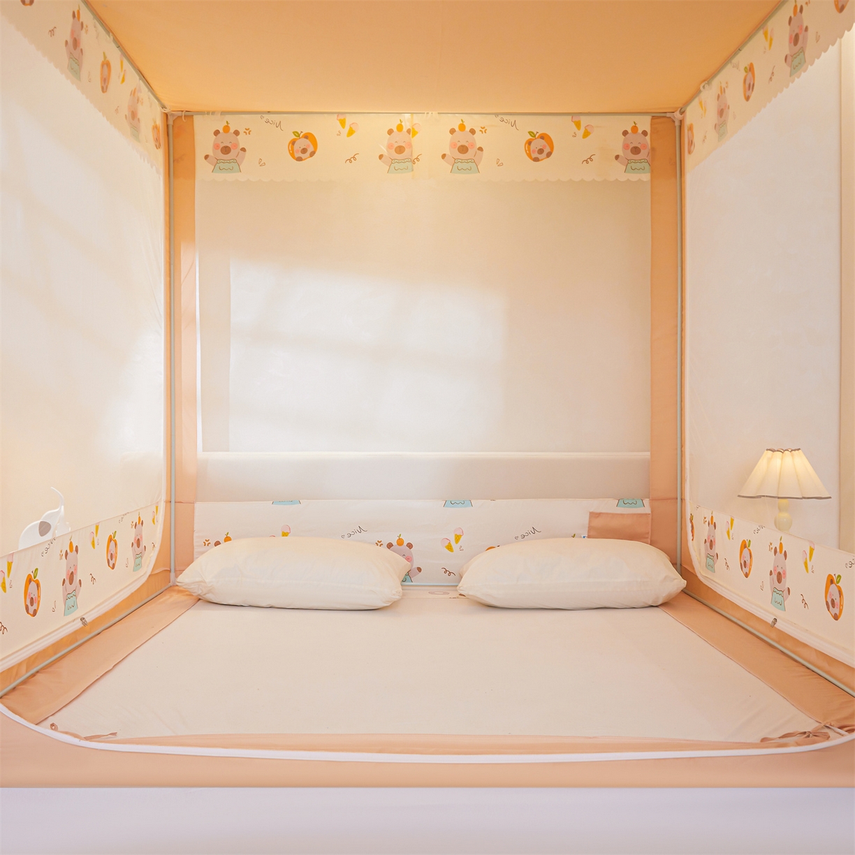 91家纺网 家纺一手货源 找家纺 迪凡保罗蚊帐 2026新款2606专版卡通回底全底AB版遮光帘坐床蚊帐 水豚派对-带床帘