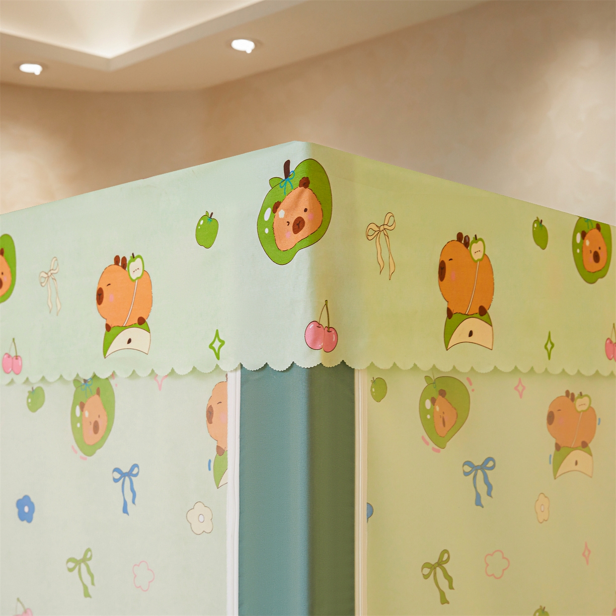 91家纺网 家纺一手货源 找家纺 迪凡保罗蚊帐 2026新款2606专版卡通回底全底AB版遮光帘坐床蚊帐 青苹果乐园-带床帘