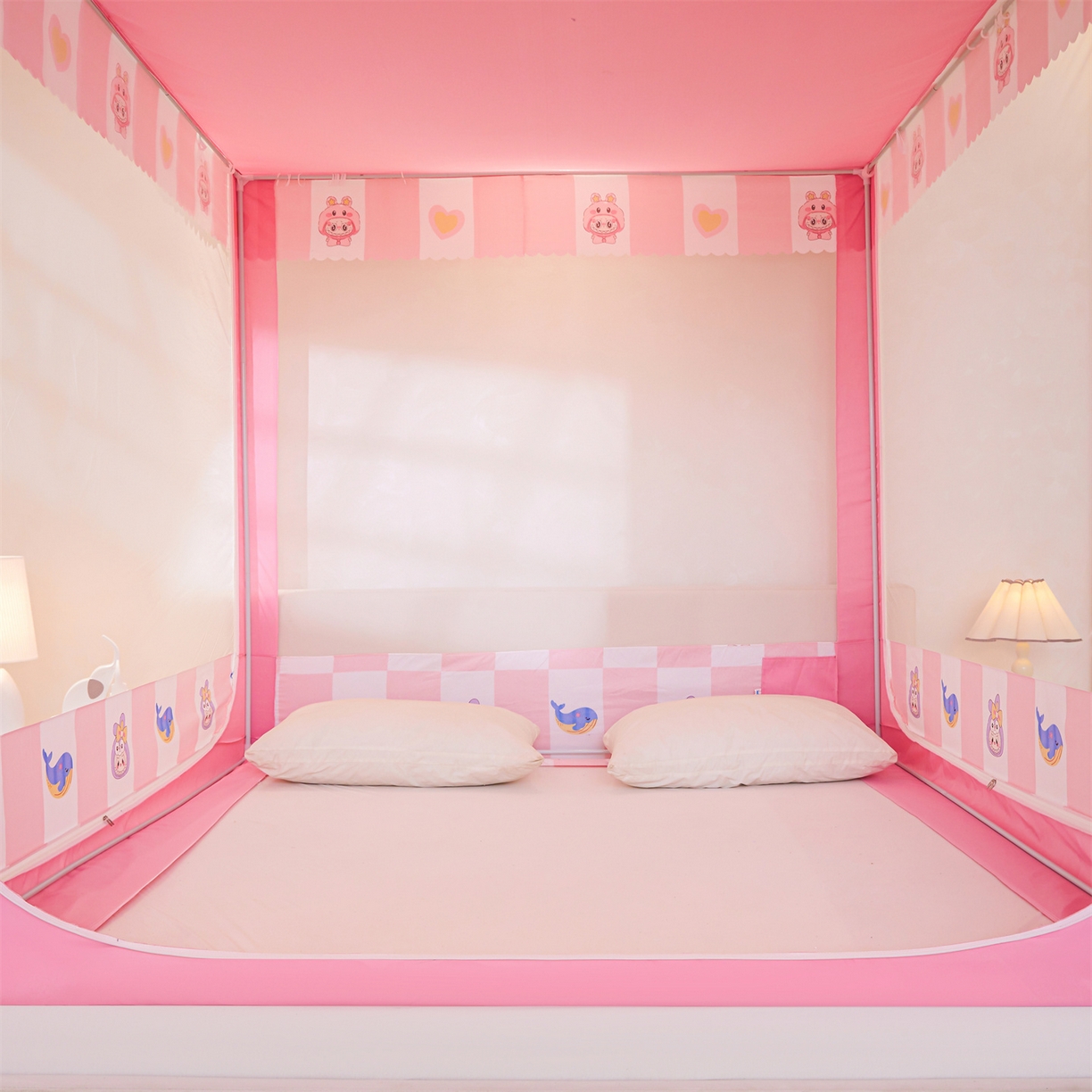 91家纺网 家纺一手货源 找家纺 迪凡保罗蚊帐 2026新款2606专版卡通回底全底AB版遮光帘坐床蚊帐 趣玩格子-带床帘