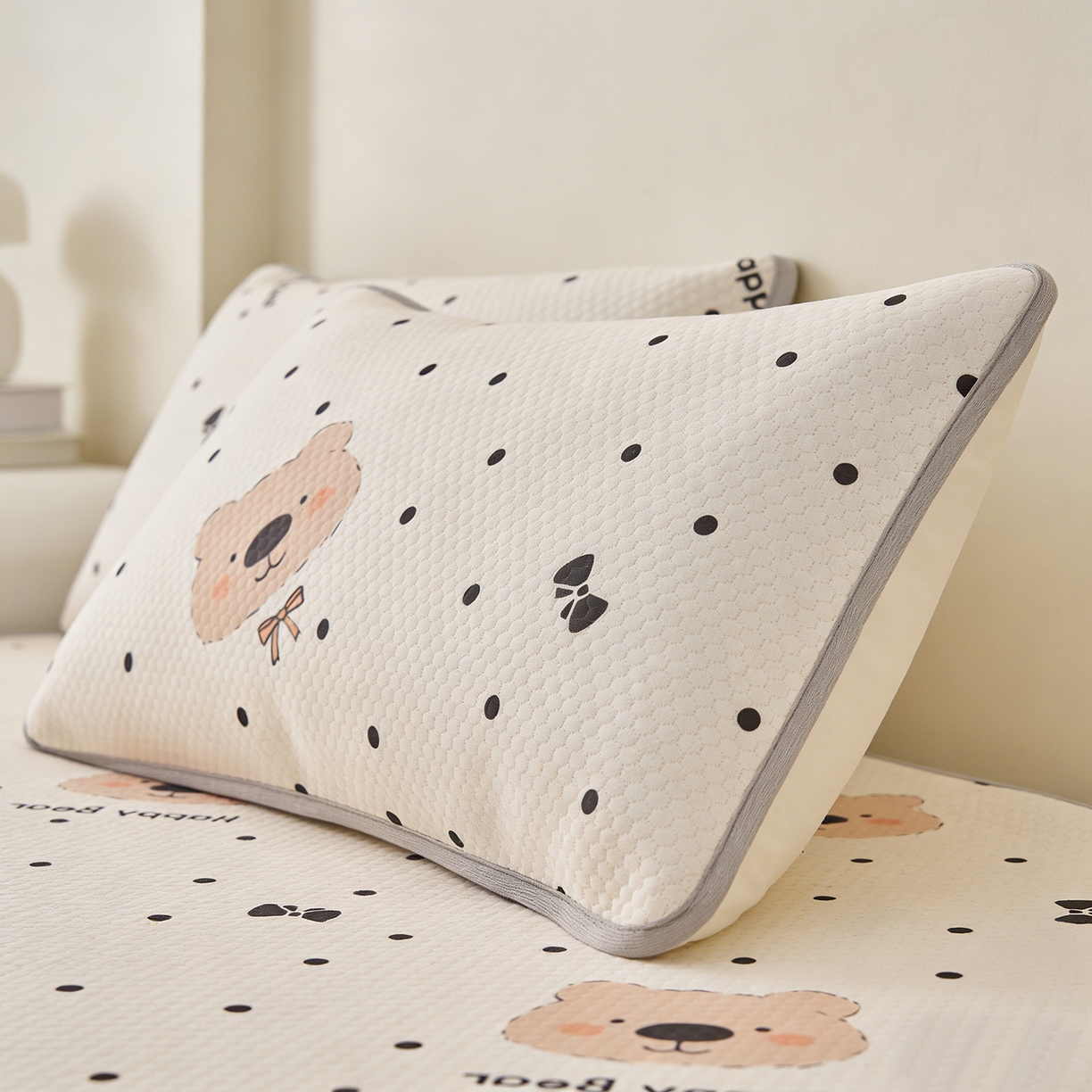 91家纺网 家纺一手货源 找家纺 奇丝雅 2026新款夏季A类卡通印花冰豆豆冰丝凉席枕套凉感家用可机洗单人学生宿舍48×74cm一只一对 抱抱熊