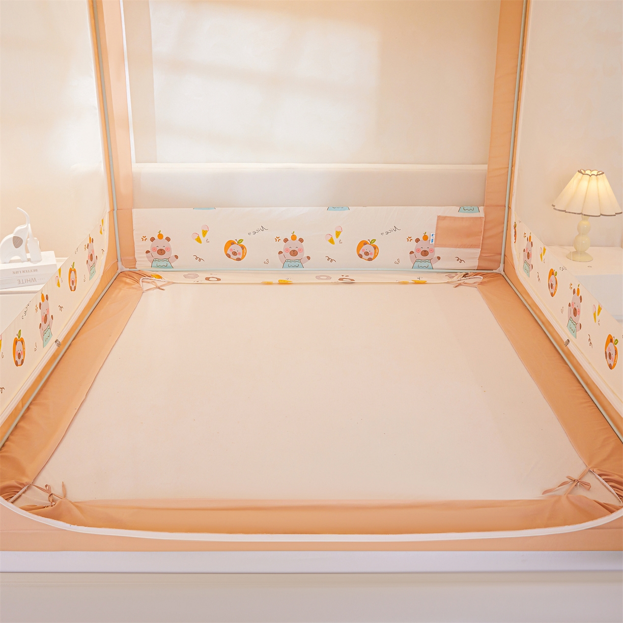 91家纺网 家纺一手货源 找家纺 迪凡保罗蚊帐 2026新款2606专版卡通回底全底AB版遮光帘坐床蚊帐 水豚派对-带床帘