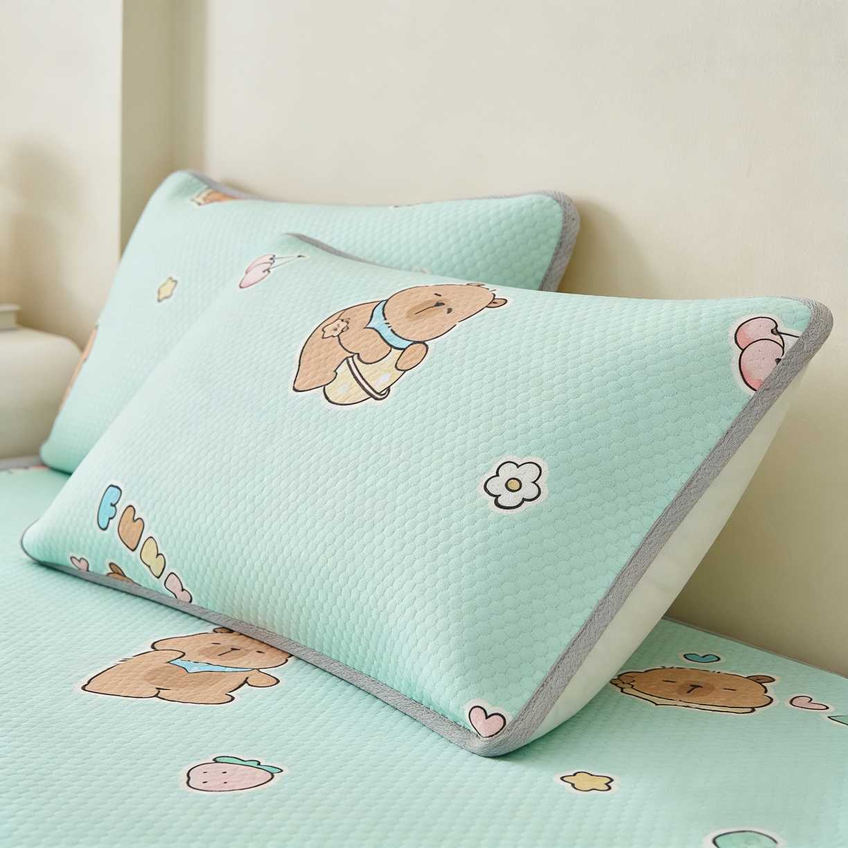 91家纺网 家纺一手货源 找家纺 奇丝雅 2026新款夏季A类卡通印花冰豆豆冰丝凉席枕套凉感家用可机洗单人学生宿舍48×74cm一只一对 卡皮巴拉