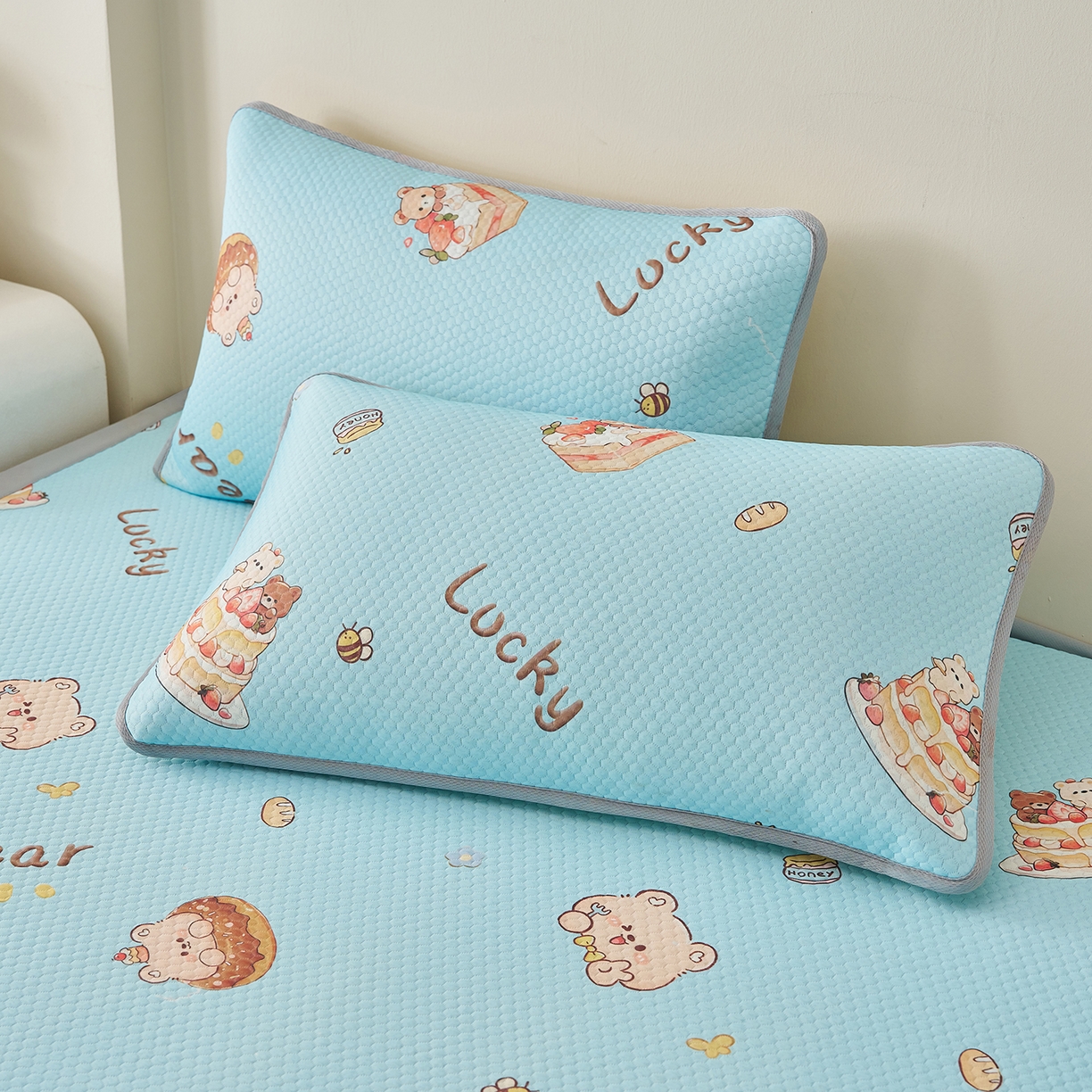 91家纺网 家纺一手货源 找家纺 奇丝雅 2026新款夏季A类卡通印花冰豆豆冰丝凉席枕套凉感家用可机洗单人学生宿舍48×74cm一只一对 甜甜圈