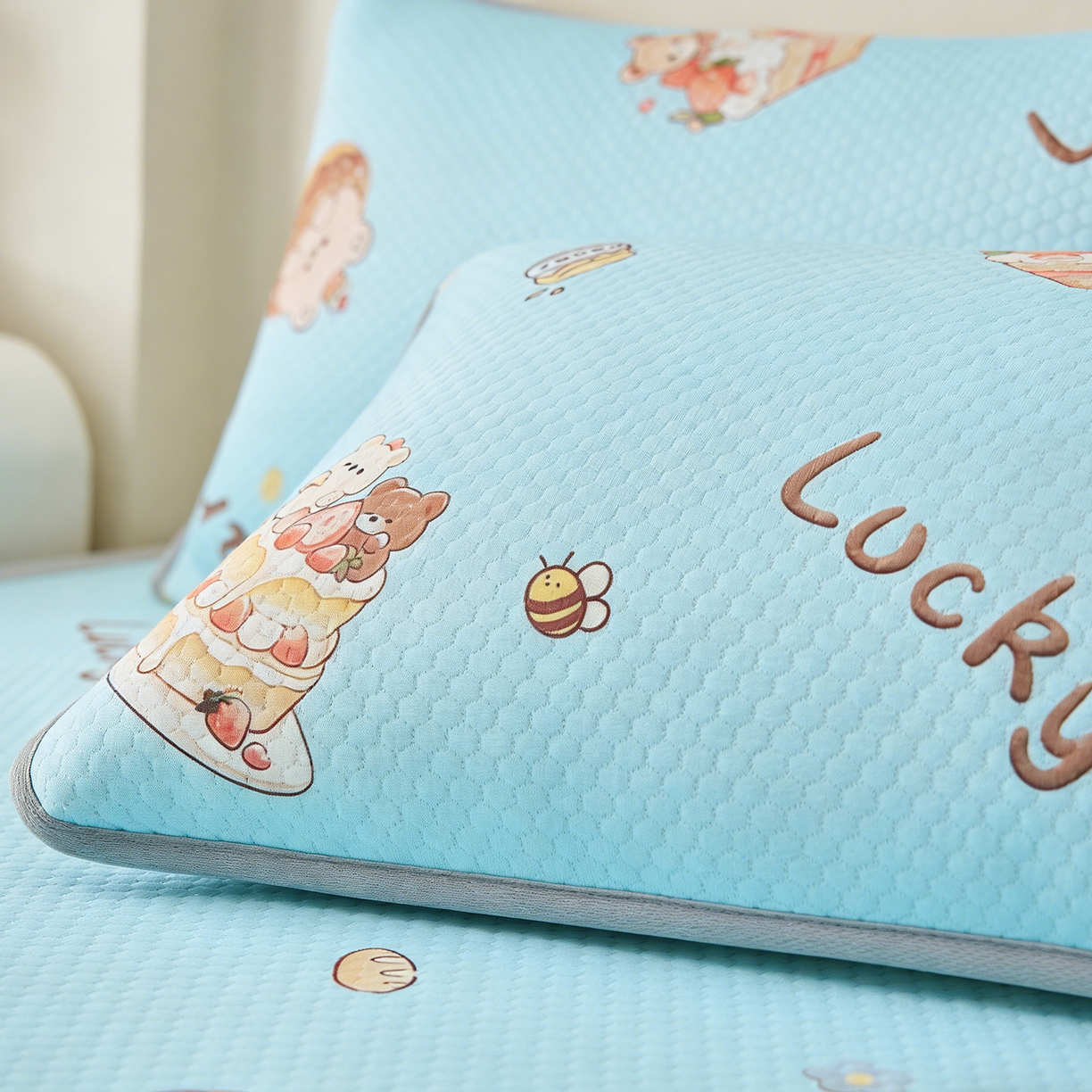 91家纺网 家纺一手货源 找家纺 奇丝雅 2026新款夏季A类卡通印花冰豆豆冰丝凉席枕套凉感家用可机洗单人学生宿舍48×74cm一只一对 甜甜圈