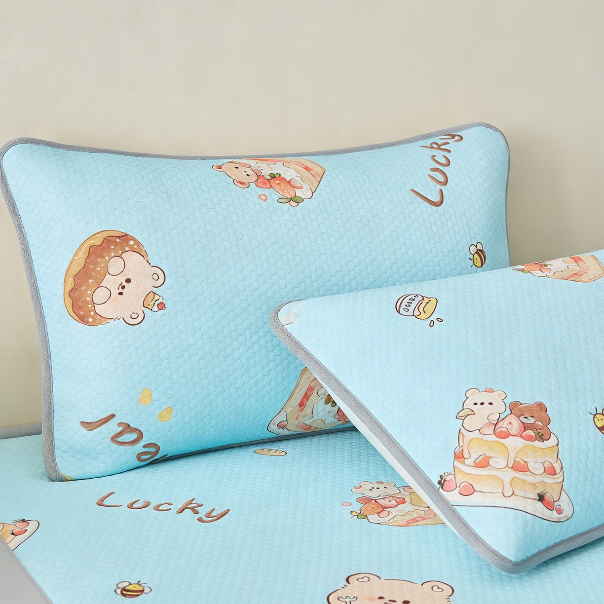 91家纺网 家纺一手货源 找家纺 奇丝雅 2026新款夏季A类卡通印花冰豆豆冰丝凉席枕套凉感家用可机洗单人学生宿舍48×74cm一只一对 甜甜圈