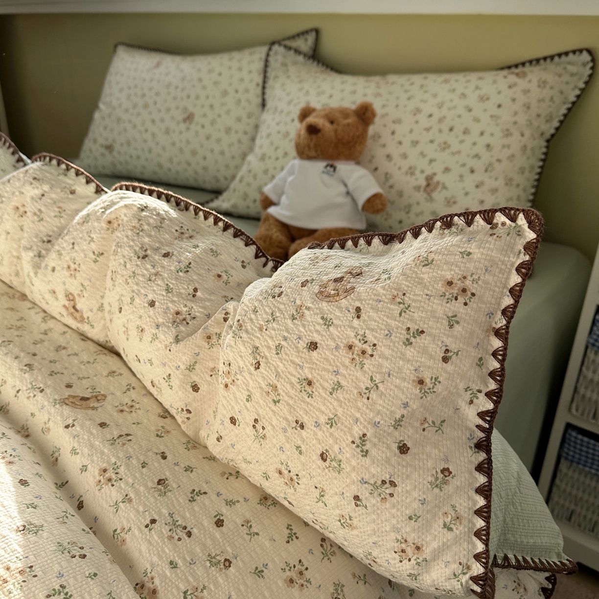 91家纺网 家纺一手货源 找家纺 几禾 2026新款高品质A类110g泡芙纱甜栗贝壳边四件套 甜栗-木马小花团