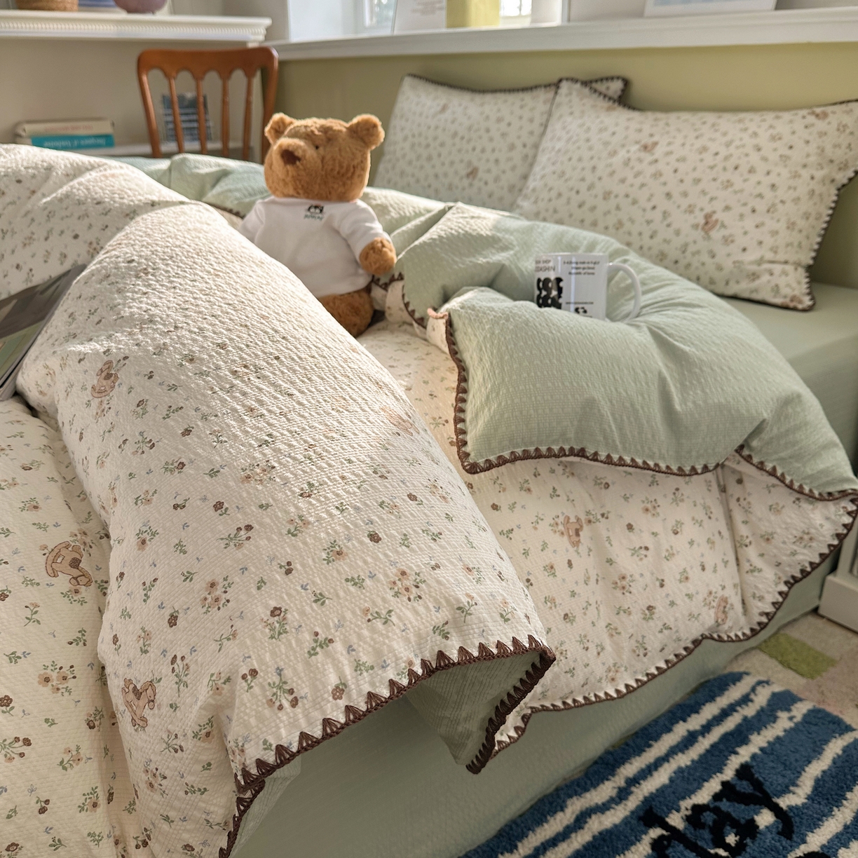 91家纺网 家纺一手货源 找家纺 几禾 2026新款高品质A类110g泡芙纱甜栗贝壳边四件套 甜栗-木马小花团