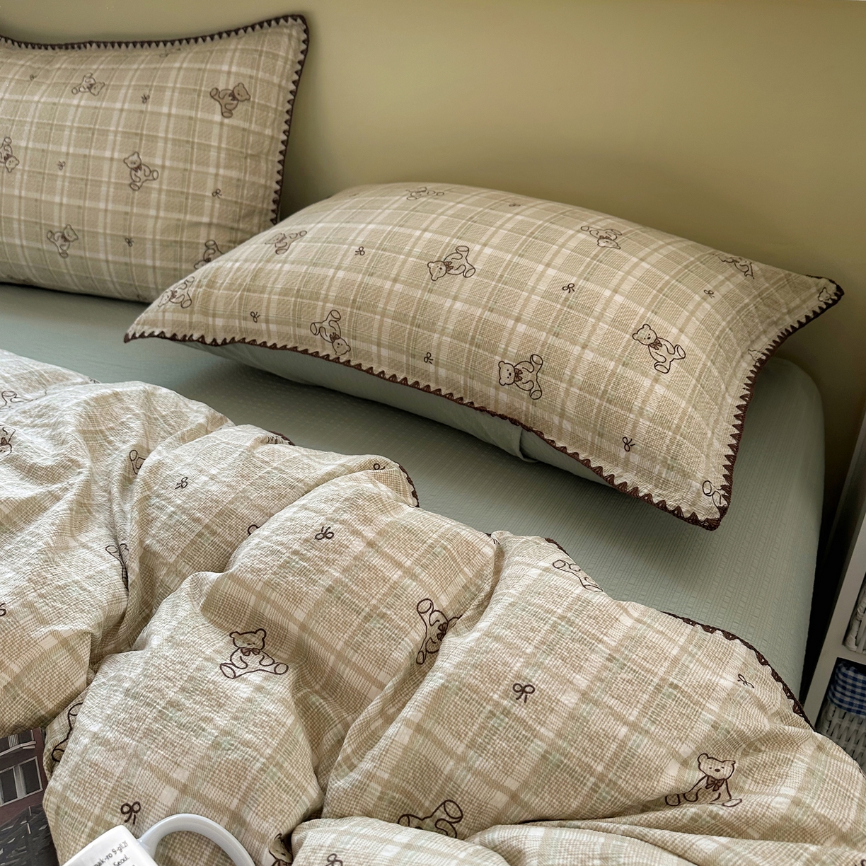 91家纺网 家纺一手货源 找家纺 几禾 2026新款高品质A类110g泡芙纱甜栗贝壳边四件套 甜栗-青棕格纹熊