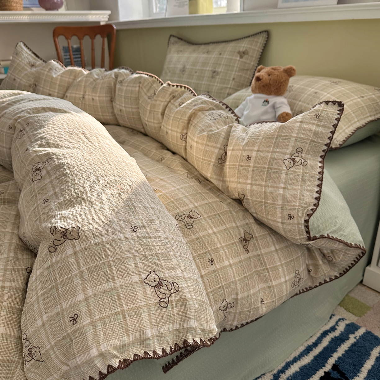 91家纺网 家纺一手货源 找家纺 几禾 2026新款高品质A类110g泡芙纱甜栗贝壳边四件套 甜栗-青棕格纹熊