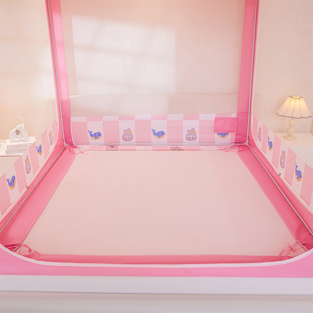 91家纺网 家纺一手货源 找家纺 迪凡保罗蚊帐 2026新款2606专版卡通回底全底AB版遮光帘坐床蚊帐 趣玩格子-带床帘