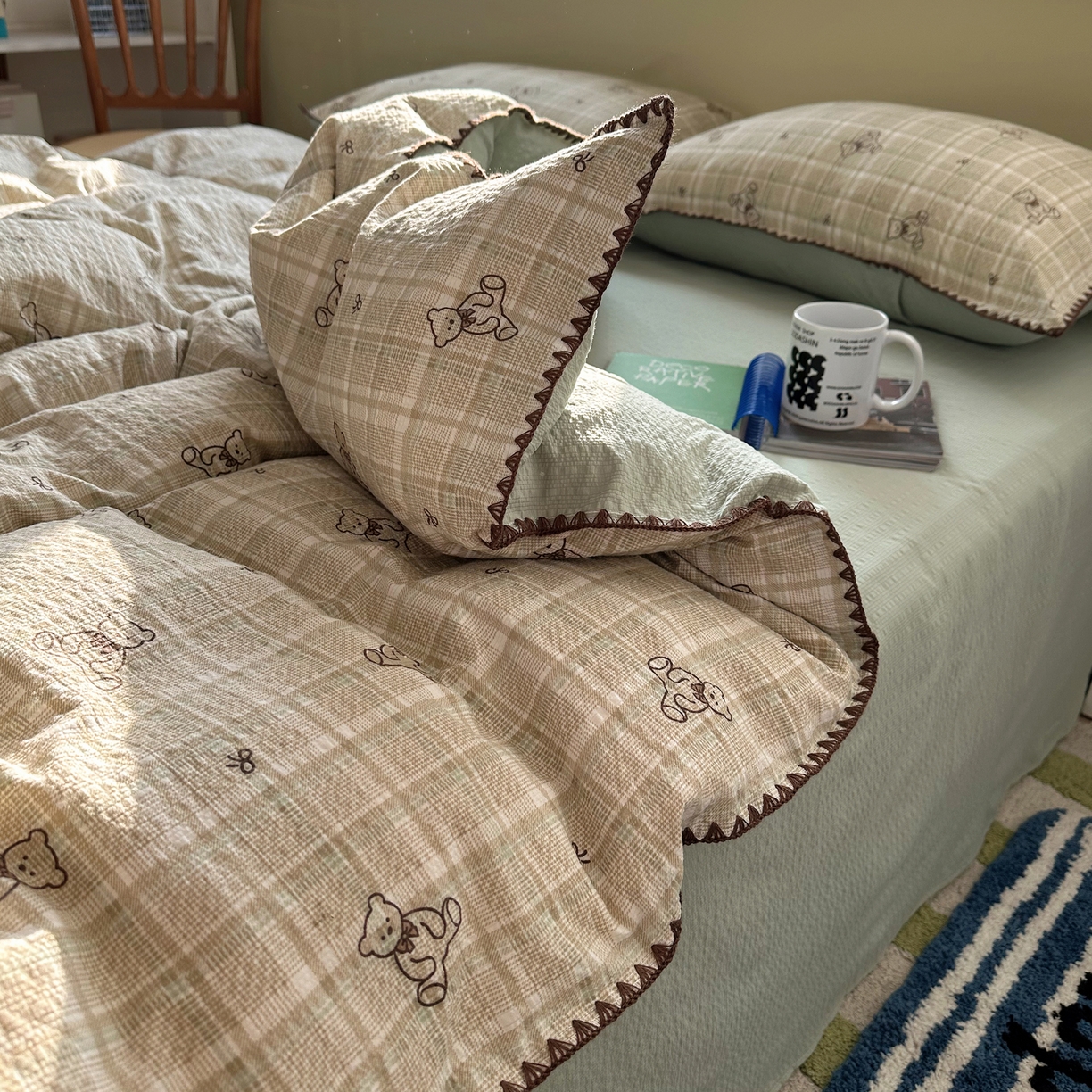 91家纺网 家纺一手货源 找家纺 几禾 2026新款高品质A类110g泡芙纱甜栗贝壳边四件套 甜栗-青棕格纹熊