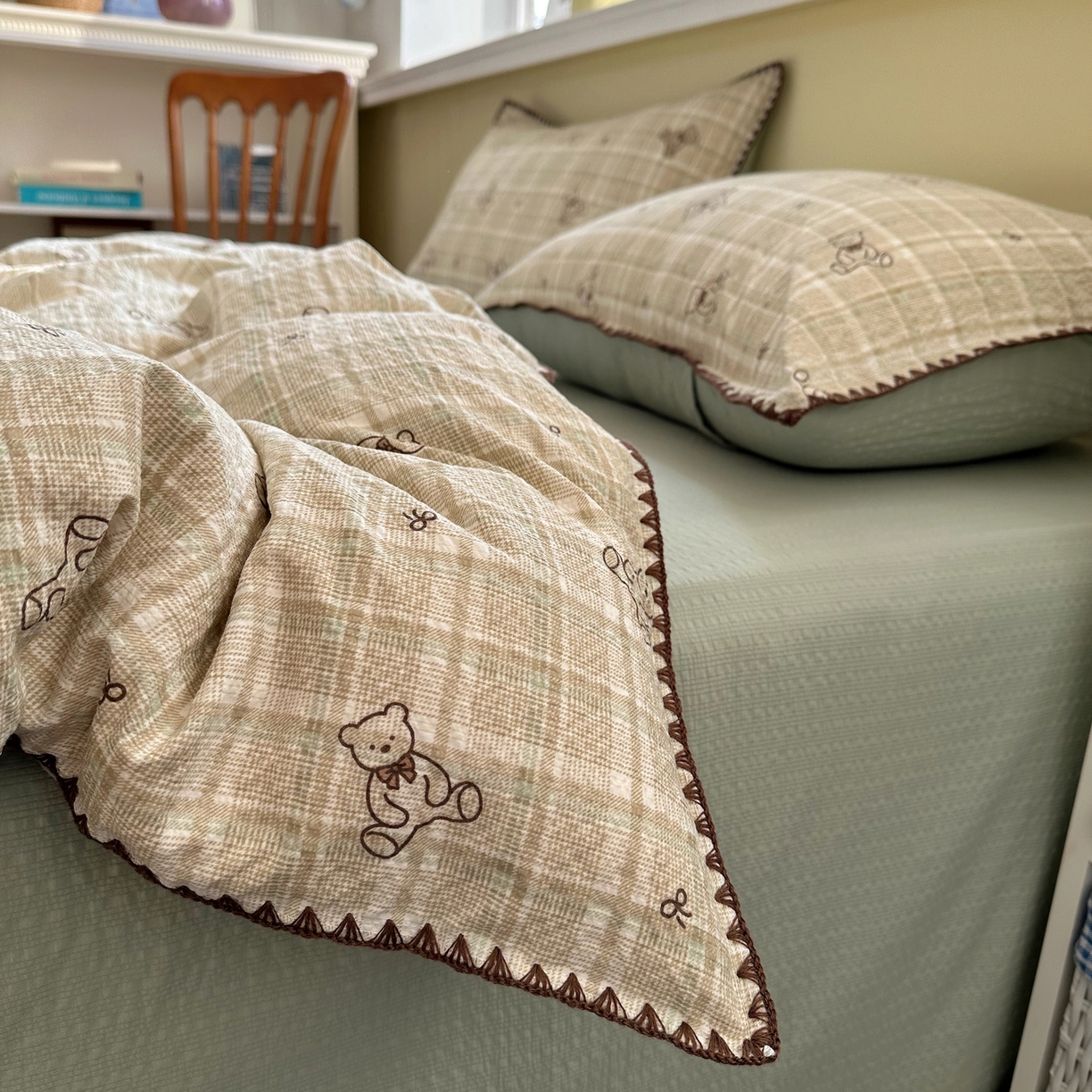 91家纺网 家纺一手货源 找家纺 几禾 2026新款高品质A类110g泡芙纱甜栗贝壳边四件套 甜栗-青棕格纹熊