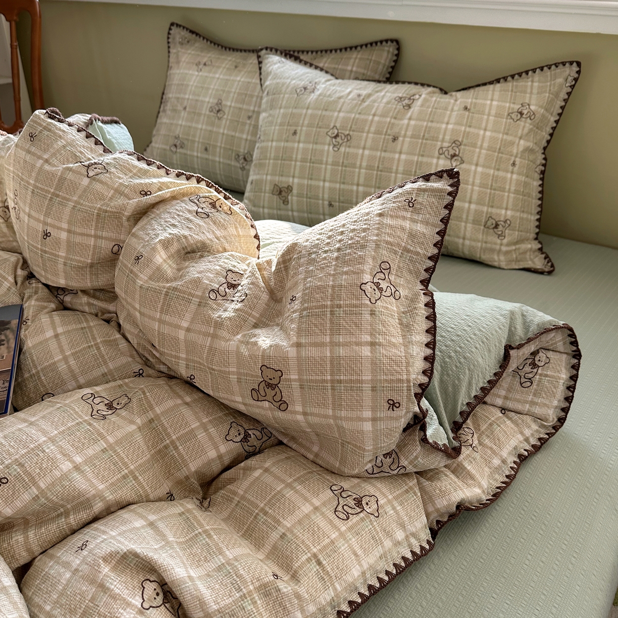 91家纺网 家纺一手货源 找家纺 几禾 2026新款高品质A类110g泡芙纱甜栗贝壳边四件套 甜栗-青棕格纹熊