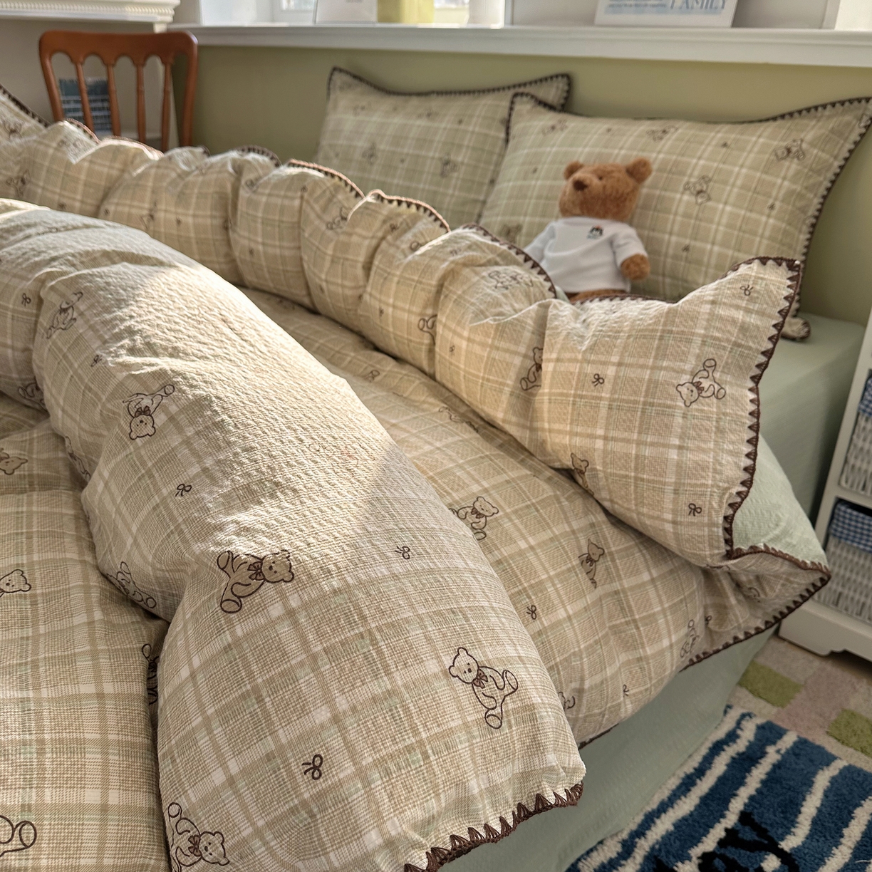 91家纺网 家纺一手货源 找家纺 几禾 2026新款高品质A类110g泡芙纱甜栗贝壳边四件套 甜栗-青棕格纹熊