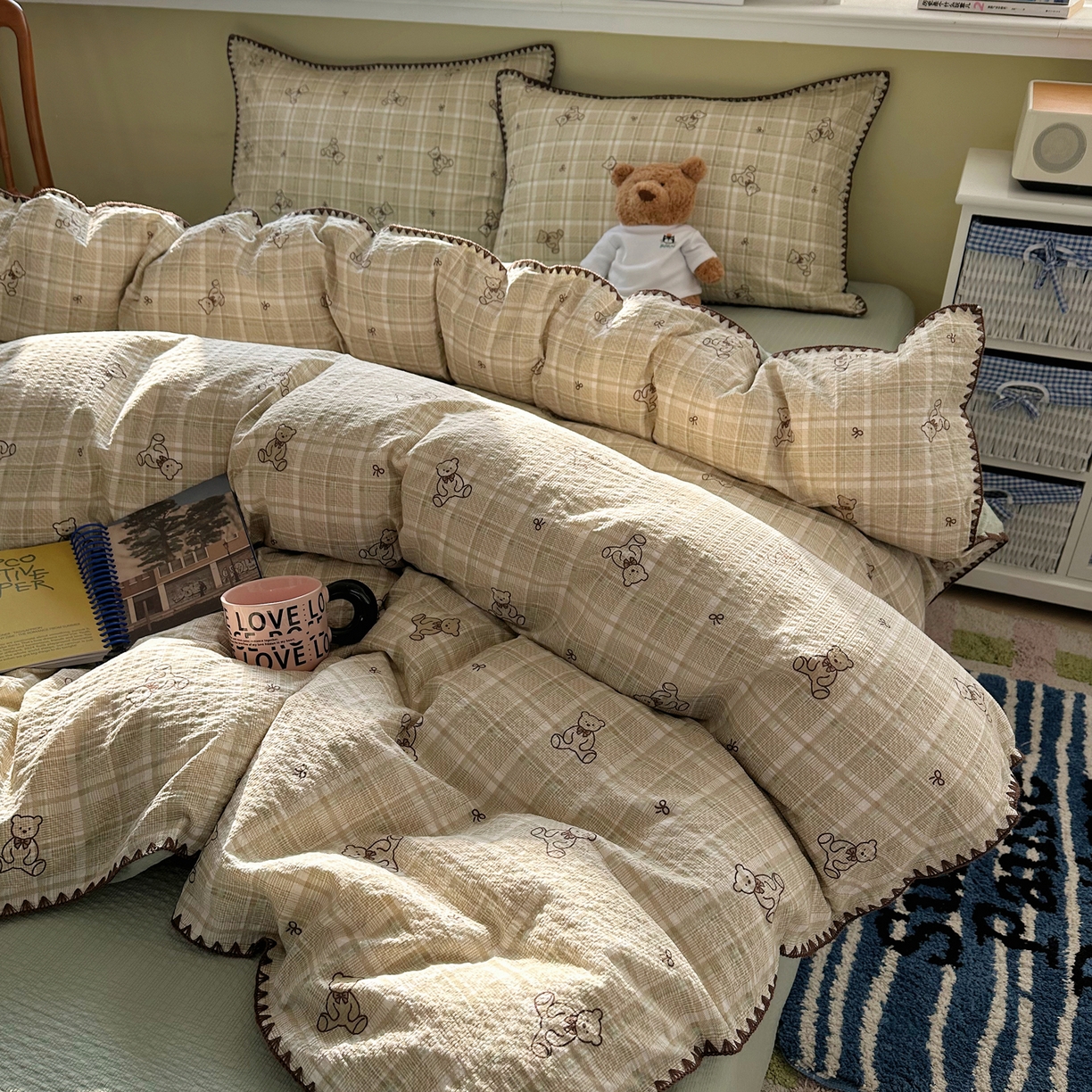 91家纺网 家纺一手货源 找家纺 几禾 2026新款高品质A类110g泡芙纱甜栗贝壳边四件套 甜栗-青棕格纹熊