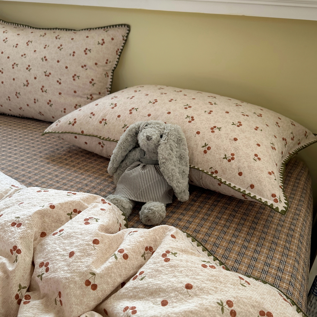 91家纺网 家纺一手货源 找家纺 几禾 2026新款高品质A类110g泡芙纱甜栗贝壳边四件套 甜栗-酒渍樱桃