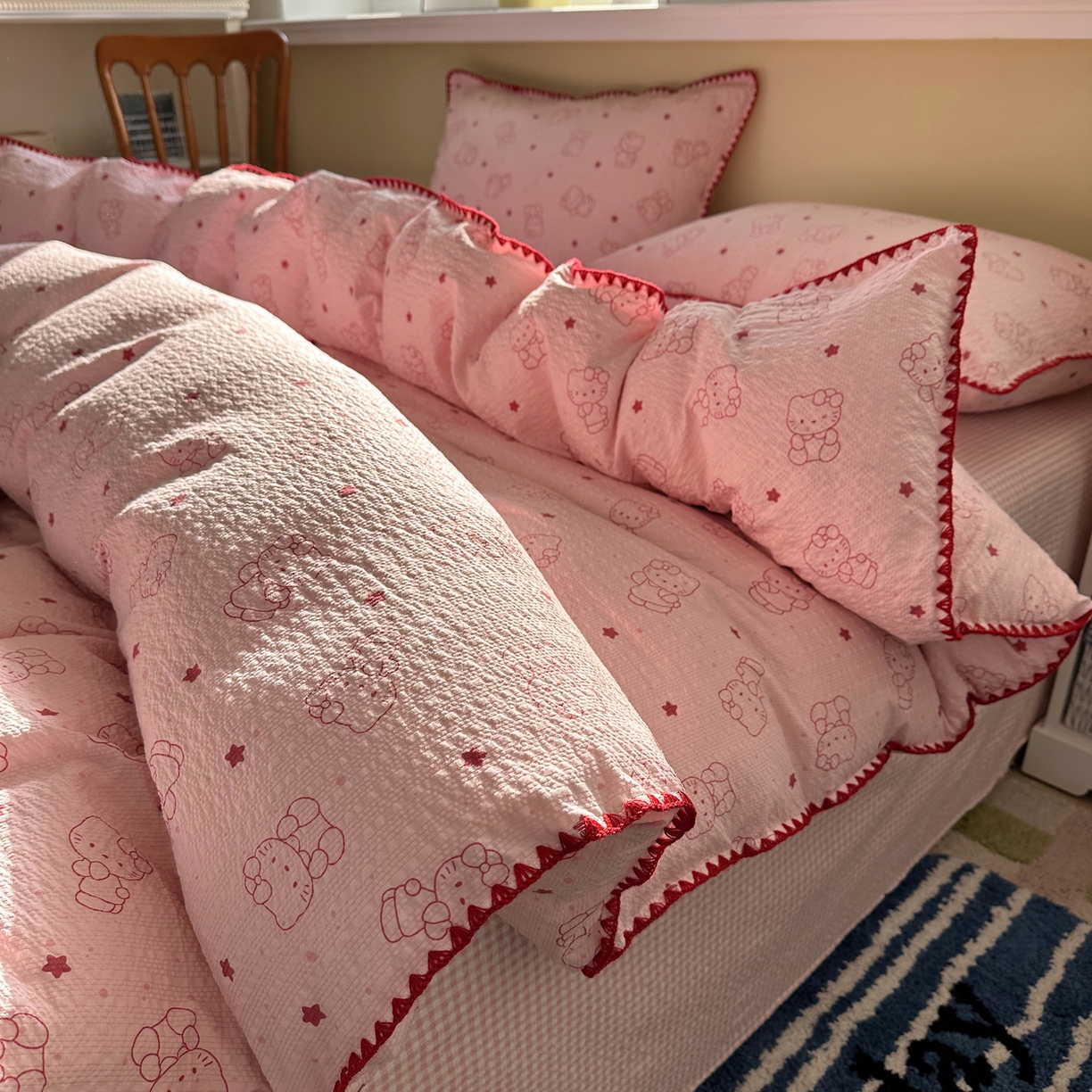 91家纺网 家纺一手货源 找家纺 几禾 2026新款高品质A类110g泡芙纱甜栗贝壳边四件套 甜栗-描线小猫粉