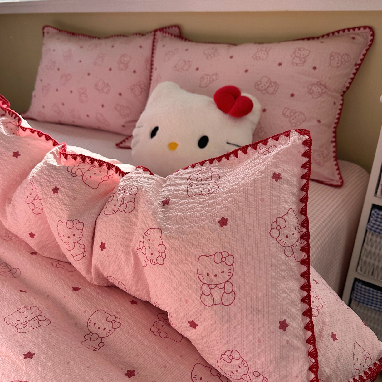 91家纺网 家纺一手货源 找家纺 几禾 2026新款高品质A类110g泡芙纱甜栗贝壳边四件套 甜栗-描线小猫粉