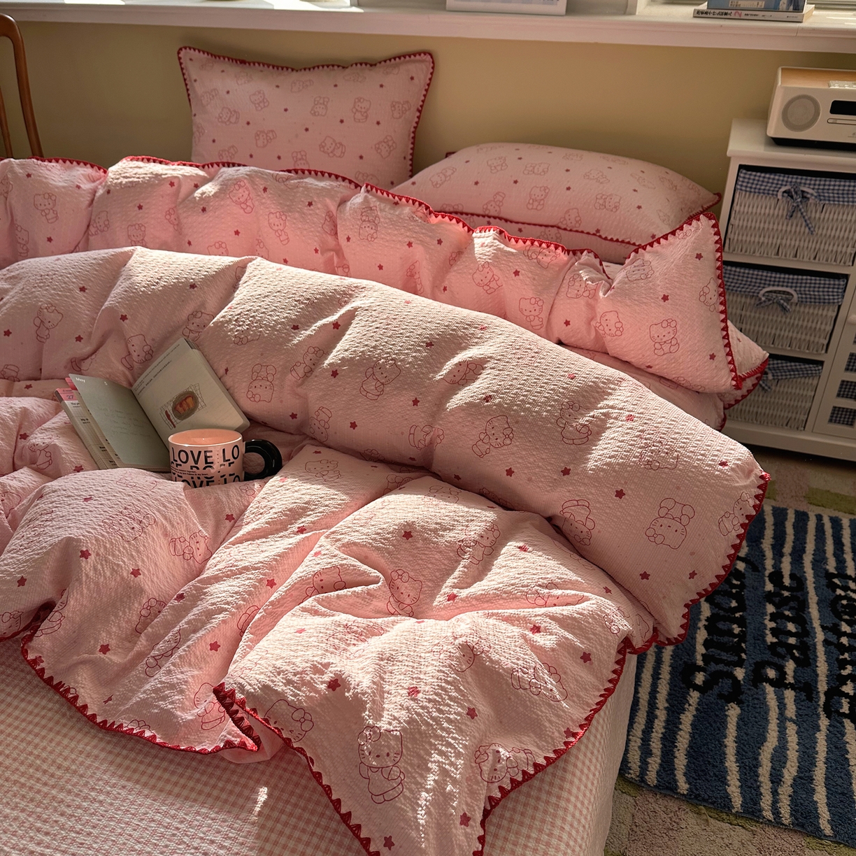 91家纺网 家纺一手货源 找家纺 几禾 2026新款高品质A类110g泡芙纱甜栗贝壳边四件套 甜栗-描线小猫粉