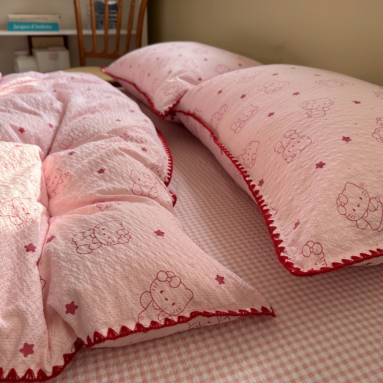 91家纺网 家纺一手货源 找家纺 几禾 2026新款高品质A类110g泡芙纱甜栗贝壳边四件套 甜栗-描线小猫粉