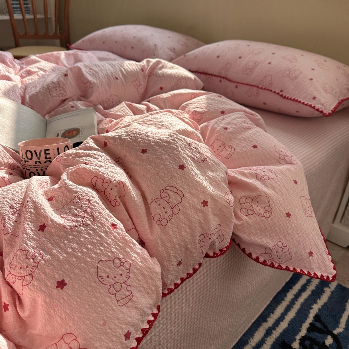 91家纺网 家纺一手货源 找家纺 几禾 2026新款高品质A类110g泡芙纱甜栗贝壳边四件套 甜栗-描线小猫粉