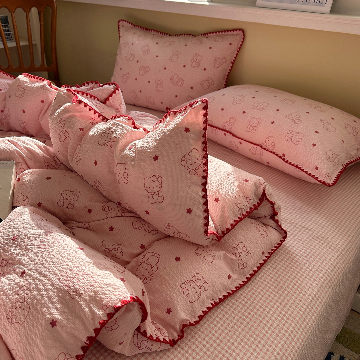 91家纺网 家纺一手货源 找家纺 几禾 2026新款高品质A类110g泡芙纱甜栗贝壳边四件套 甜栗-描线小猫粉