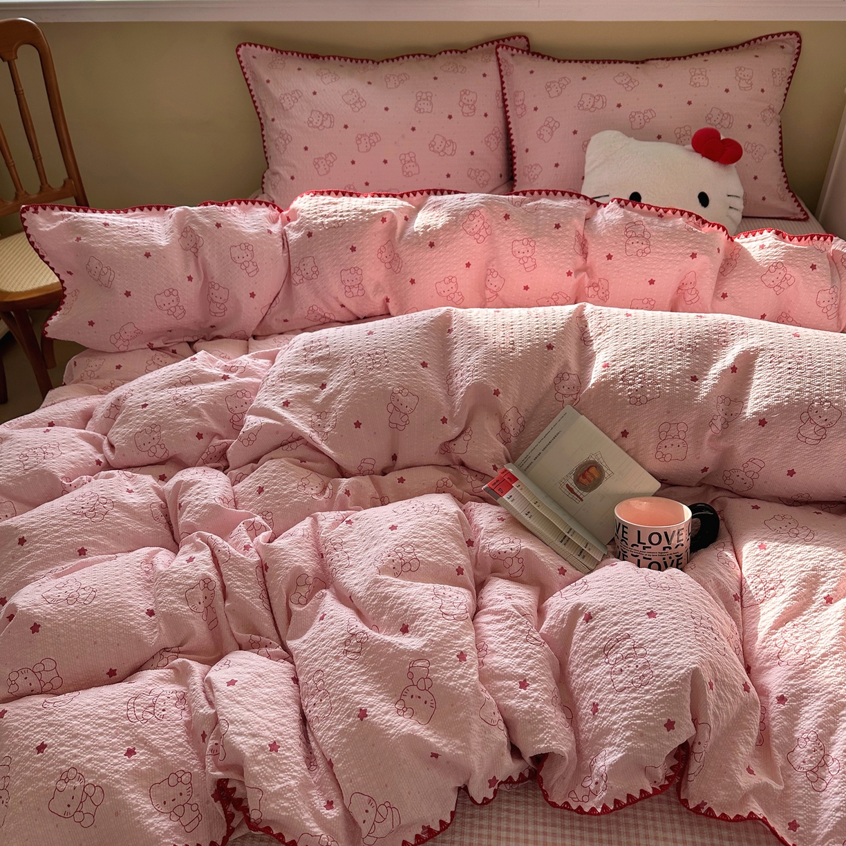 91家纺网 家纺一手货源 找家纺 几禾 2026新款高品质A类110g泡芙纱甜栗贝壳边四件套 甜栗-描线小猫粉