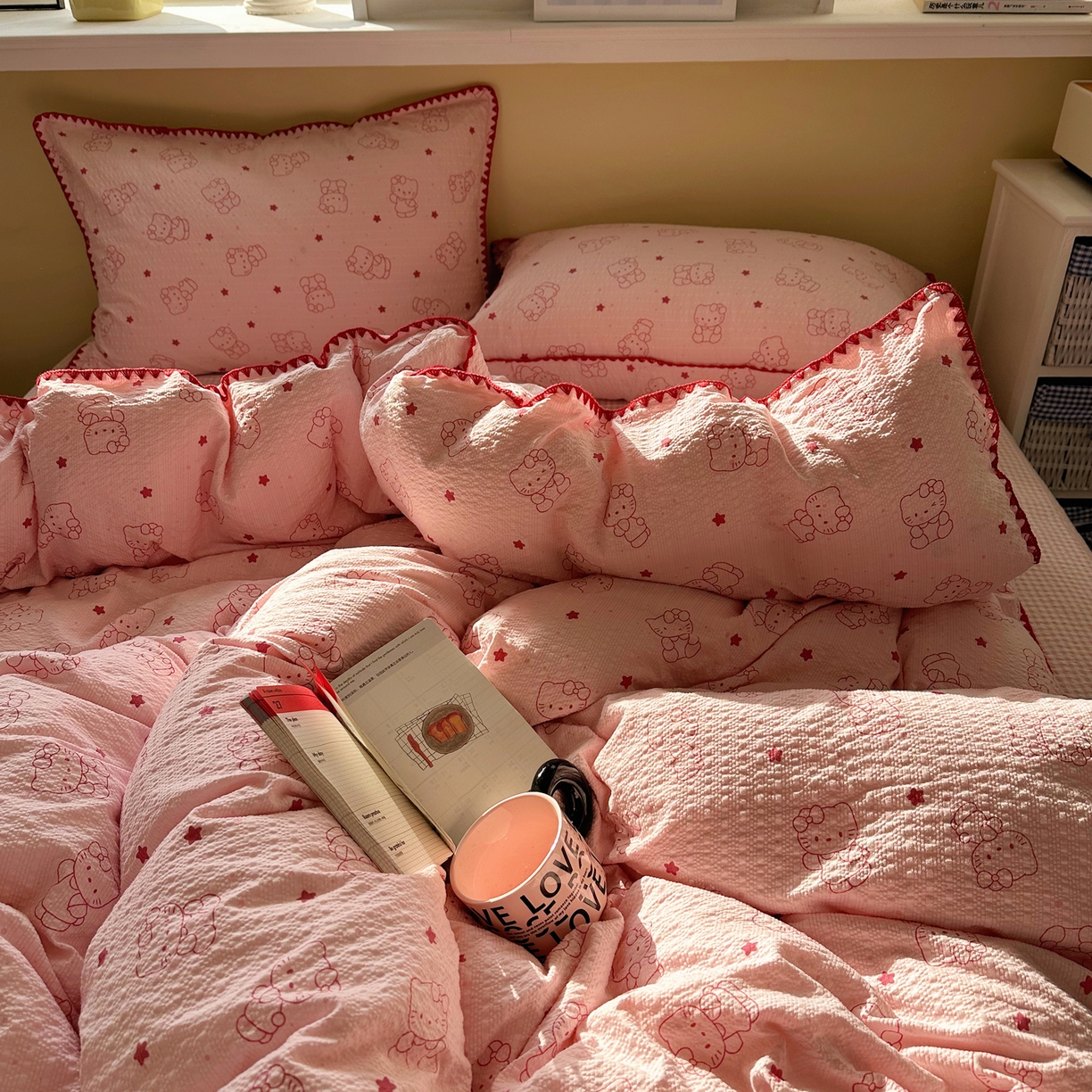 91家纺网 家纺一手货源 找家纺 几禾 2026新款高品质A类110g泡芙纱甜栗贝壳边四件套 甜栗-描线小猫粉