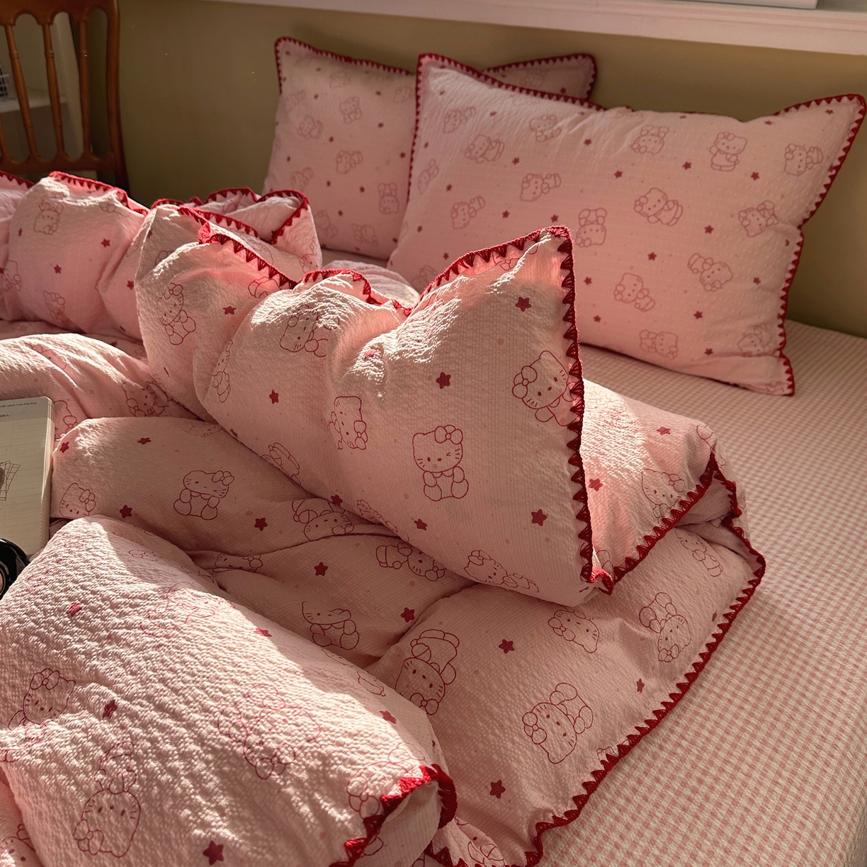 91家纺网 家纺一手货源 找家纺 几禾 2026新款高品质A类110g泡芙纱甜栗贝壳边四件套 甜栗-描线小猫粉