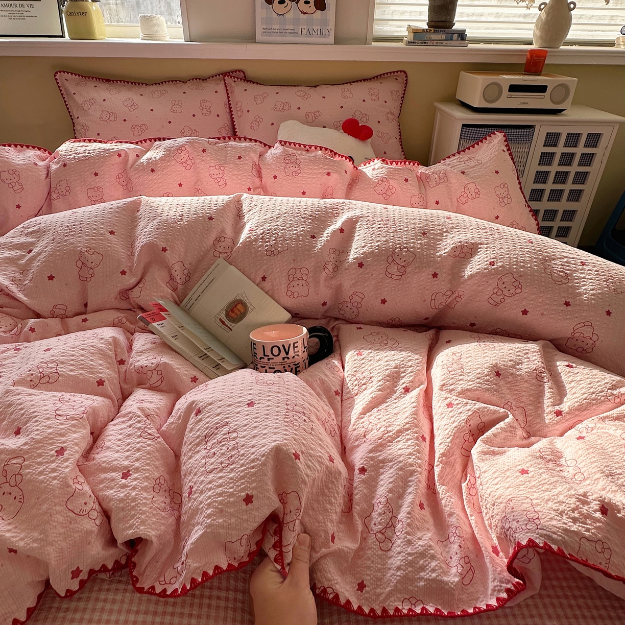 91家纺网 家纺一手货源 找家纺 几禾 2026新款高品质A类110g泡芙纱甜栗贝壳边四件套 甜栗-描线小猫粉