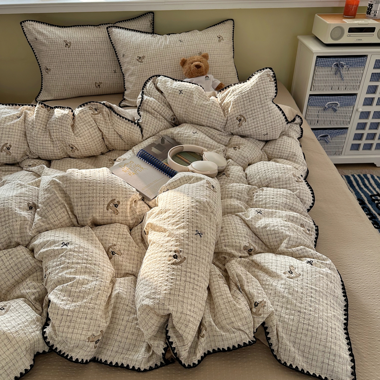 91家纺网 家纺一手货源 找家纺 几禾 2026新款高品质A类110g泡芙纱甜栗贝壳边四件套 甜栗-织纹木马迹