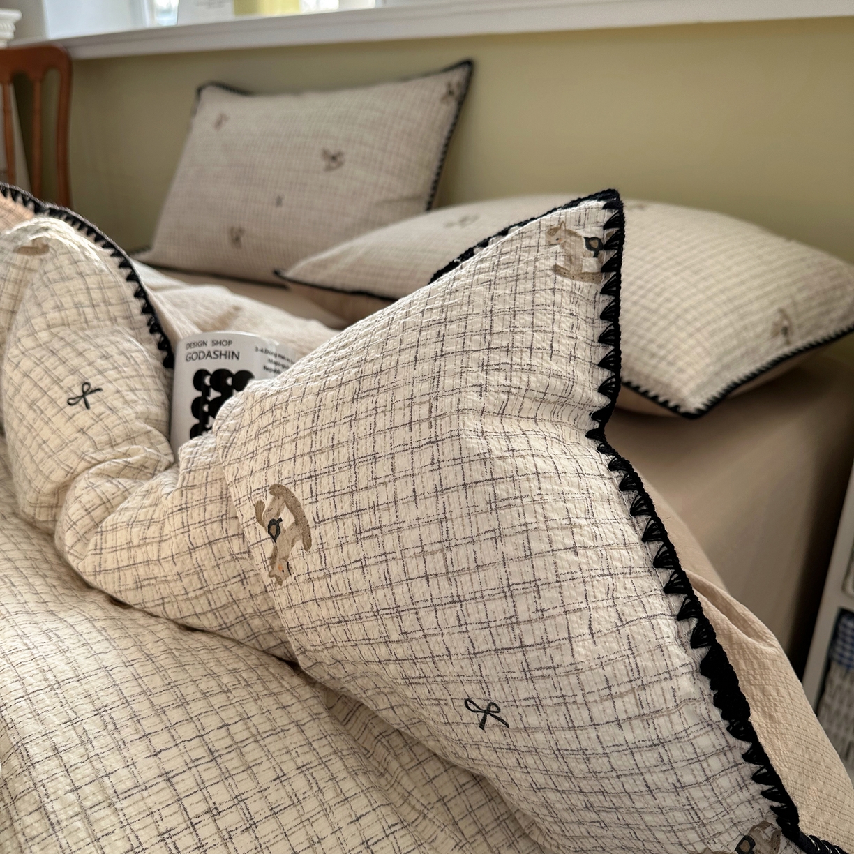 91家纺网 家纺一手货源 找家纺 几禾 2026新款高品质A类110g泡芙纱甜栗贝壳边四件套 甜栗-织纹木马迹