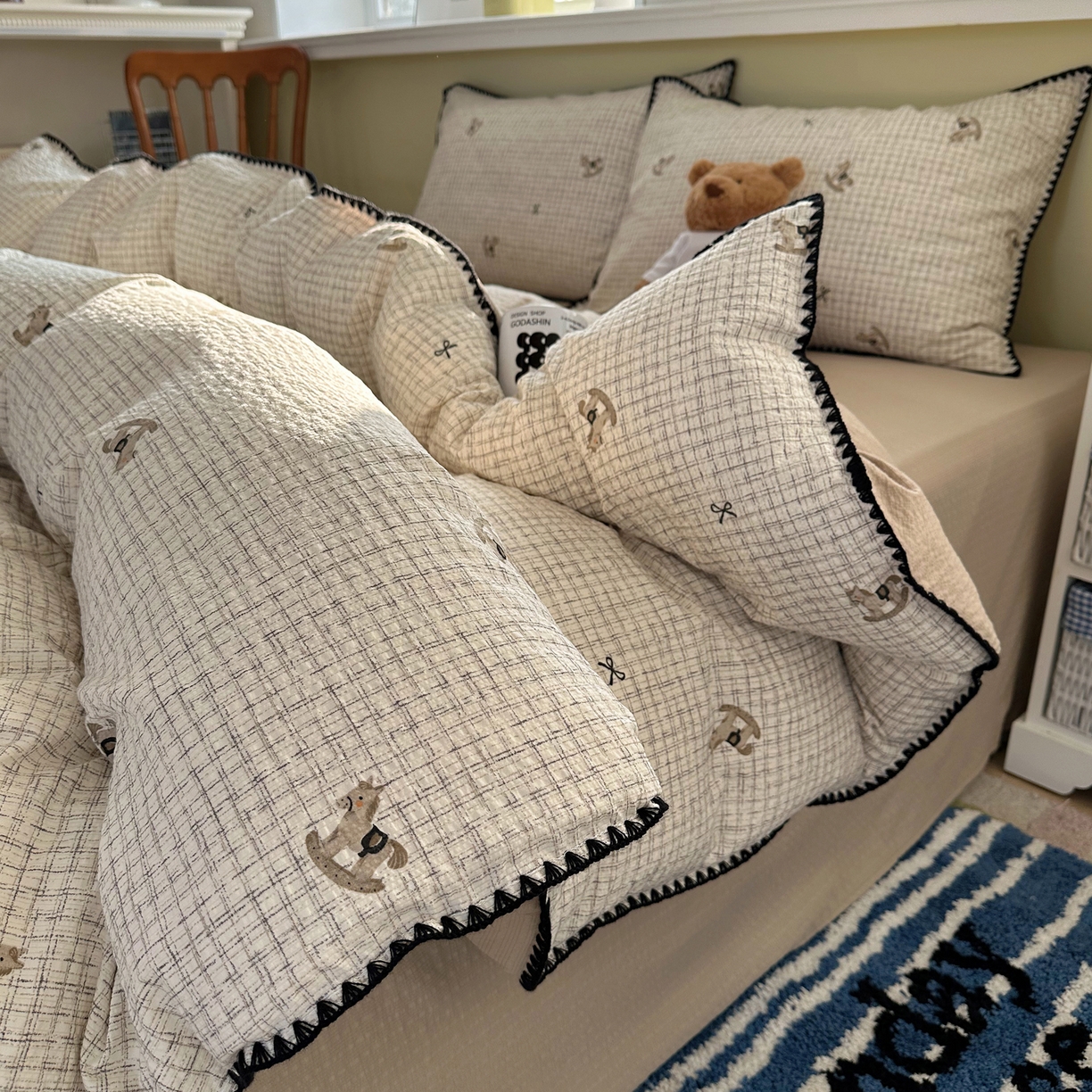 91家纺网 家纺一手货源 找家纺 几禾 2026新款高品质A类110g泡芙纱甜栗贝壳边四件套 甜栗-织纹木马迹