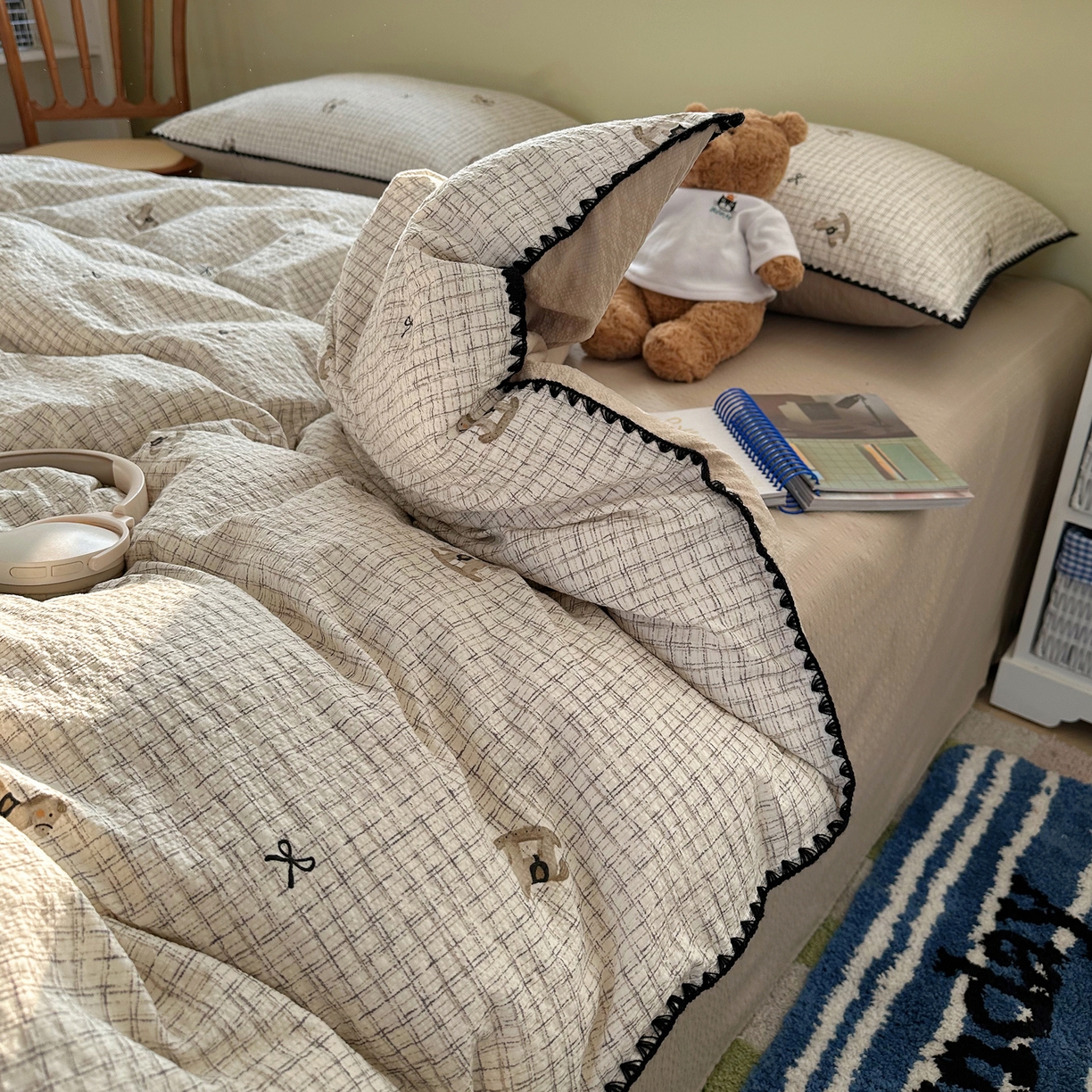 91家纺网 家纺一手货源 找家纺 几禾 2026新款高品质A类110g泡芙纱甜栗贝壳边四件套 甜栗-织纹木马迹