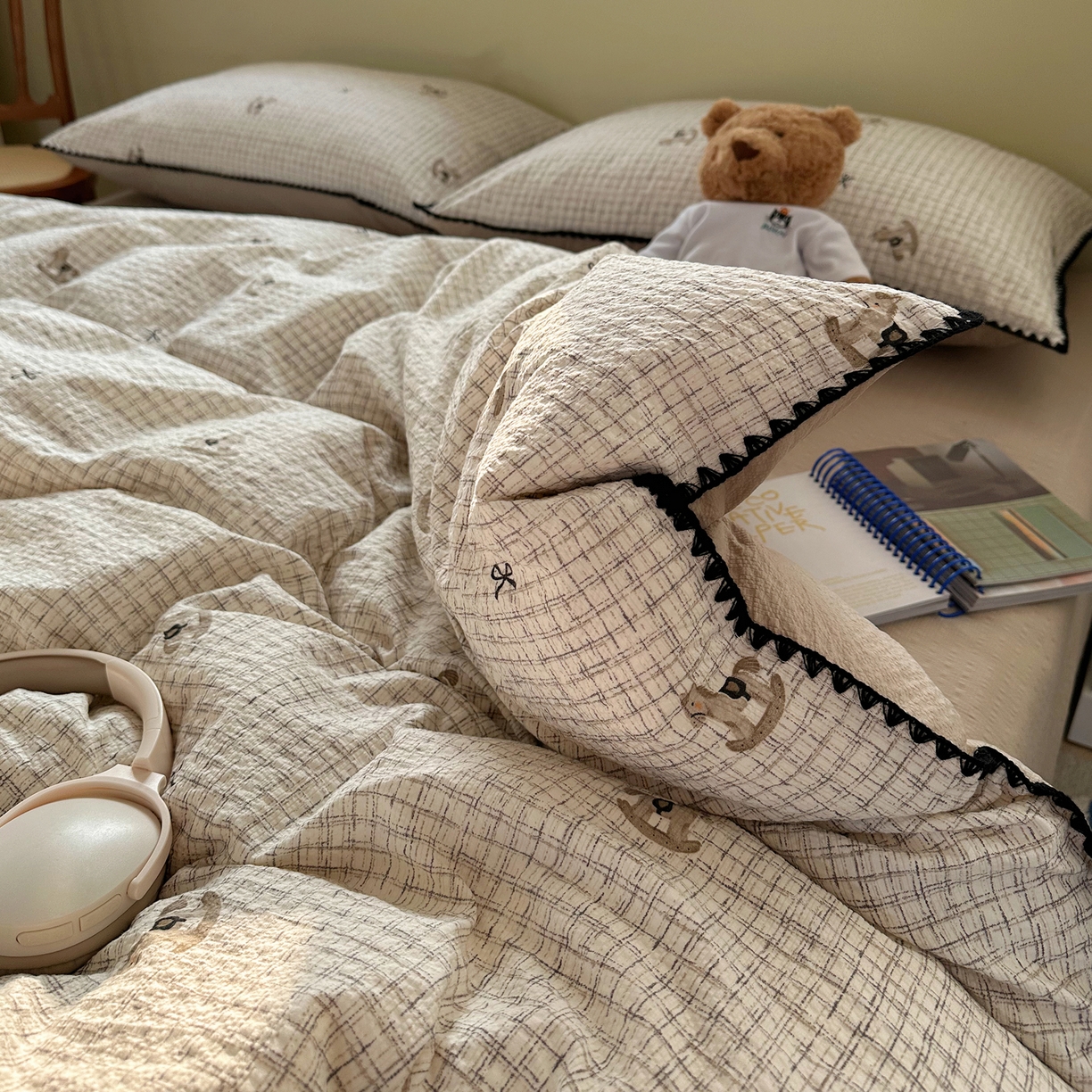 91家纺网 家纺一手货源 找家纺 几禾 2026新款高品质A类110g泡芙纱甜栗贝壳边四件套 甜栗-织纹木马迹