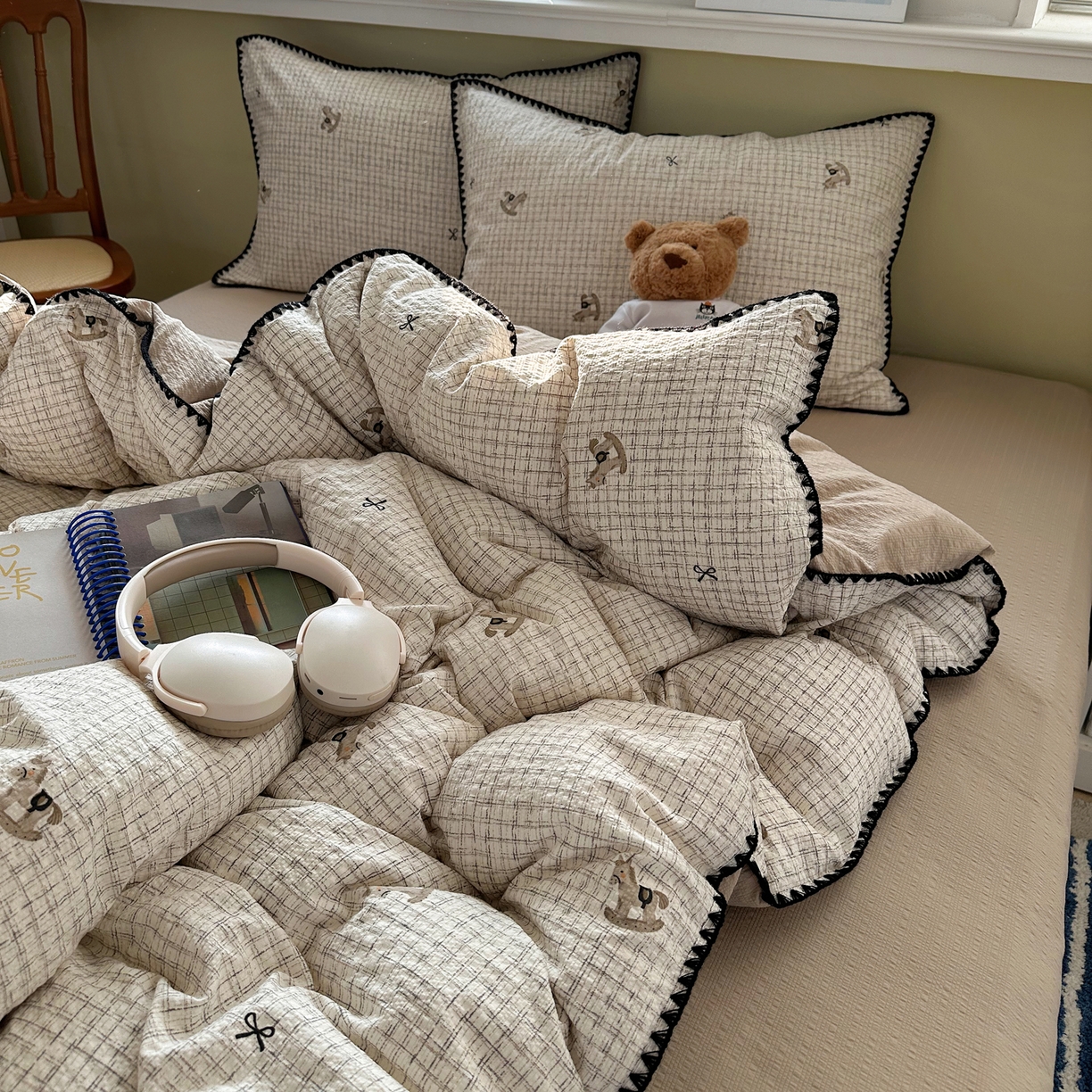 91家纺网 家纺一手货源 找家纺 几禾 2026新款高品质A类110g泡芙纱甜栗贝壳边四件套 甜栗-织纹木马迹