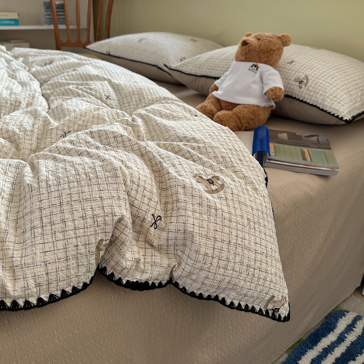 91家纺网 家纺一手货源 找家纺 几禾 2026新款高品质A类110g泡芙纱甜栗贝壳边四件套 甜栗-织纹木马迹