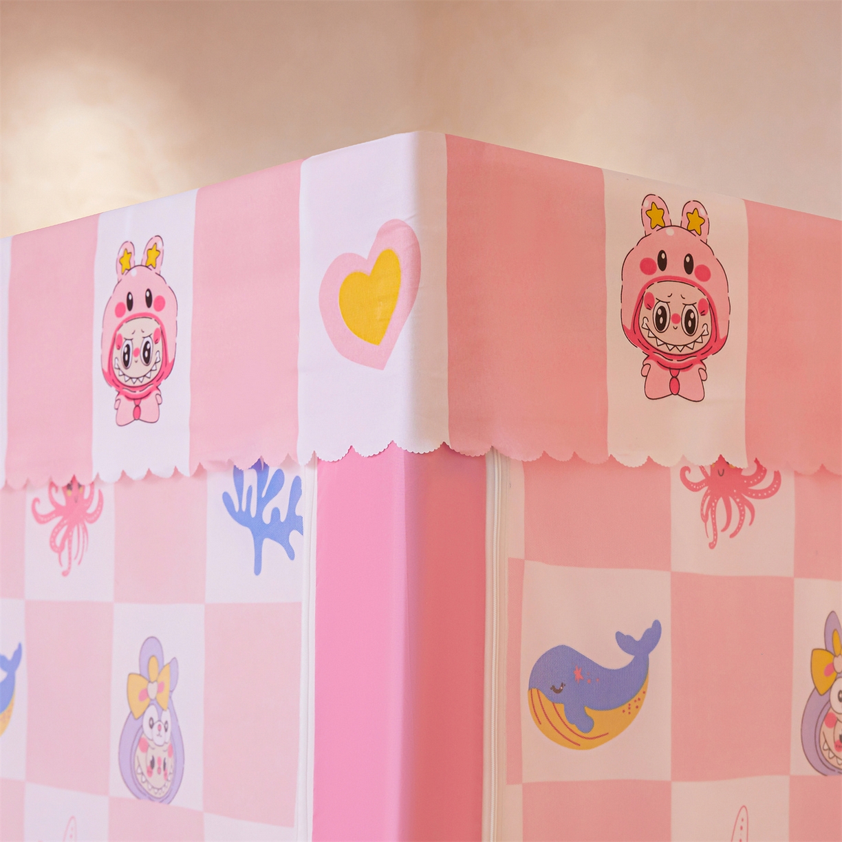 91家纺网 家纺一手货源 找家纺 迪凡保罗蚊帐 2026新款2606专版卡通回底全底AB版遮光帘坐床蚊帐 趣玩格子-带床帘