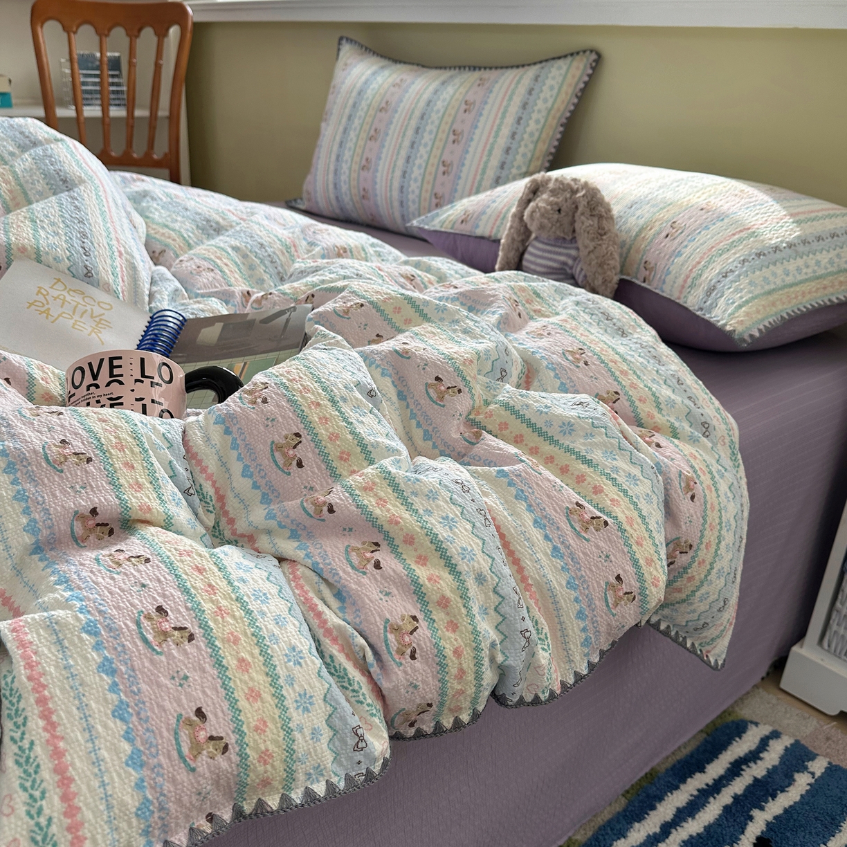 91家纺网 家纺一手货源 找家纺 几禾 2026新款高品质A类110g泡芙纱甜栗贝壳边四件套 甜栗-甜心木马卷