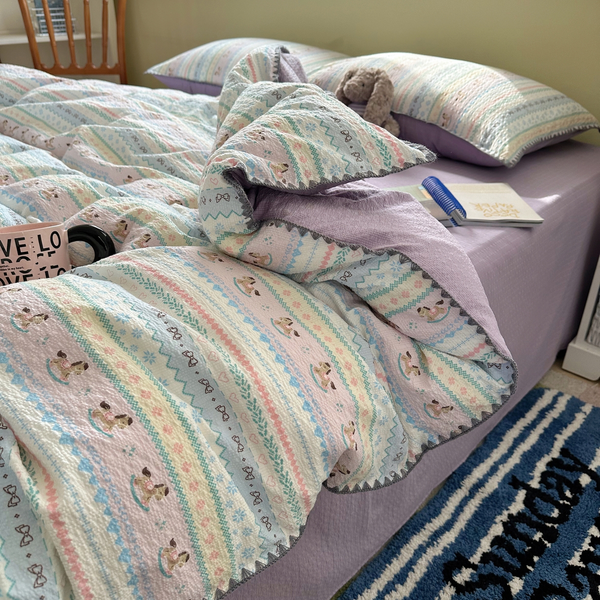 91家纺网 家纺一手货源 找家纺 几禾 2026新款高品质A类110g泡芙纱甜栗贝壳边四件套 甜栗-甜心木马卷