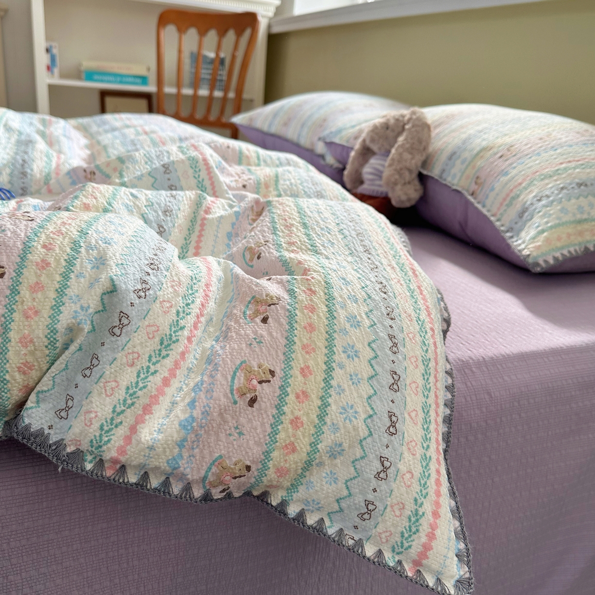 91家纺网 家纺一手货源 找家纺 几禾 2026新款高品质A类110g泡芙纱甜栗贝壳边四件套 甜栗-甜心木马卷