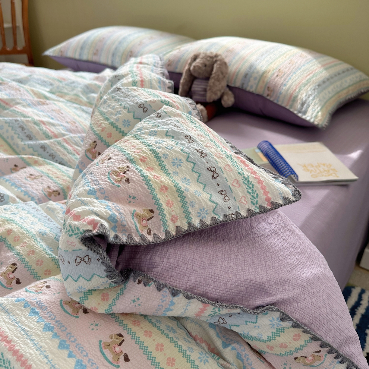 91家纺网 家纺一手货源 找家纺 几禾 2026新款高品质A类110g泡芙纱甜栗贝壳边四件套 甜栗-甜心木马卷