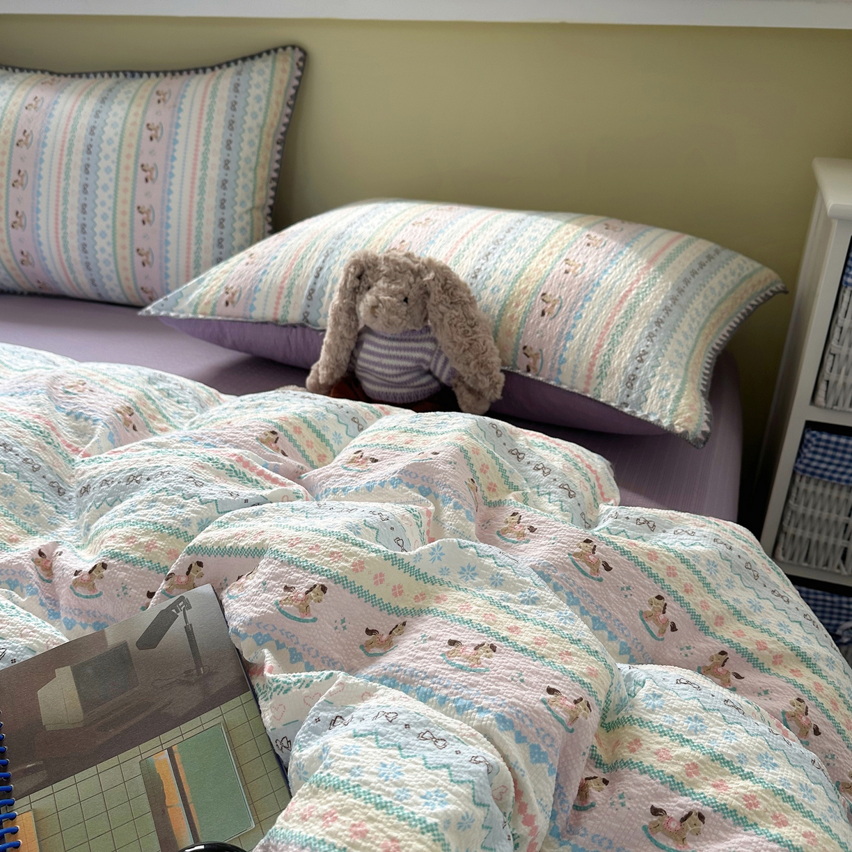 91家纺网 家纺一手货源 找家纺 几禾 2026新款高品质A类110g泡芙纱甜栗贝壳边四件套 甜栗-甜心木马卷