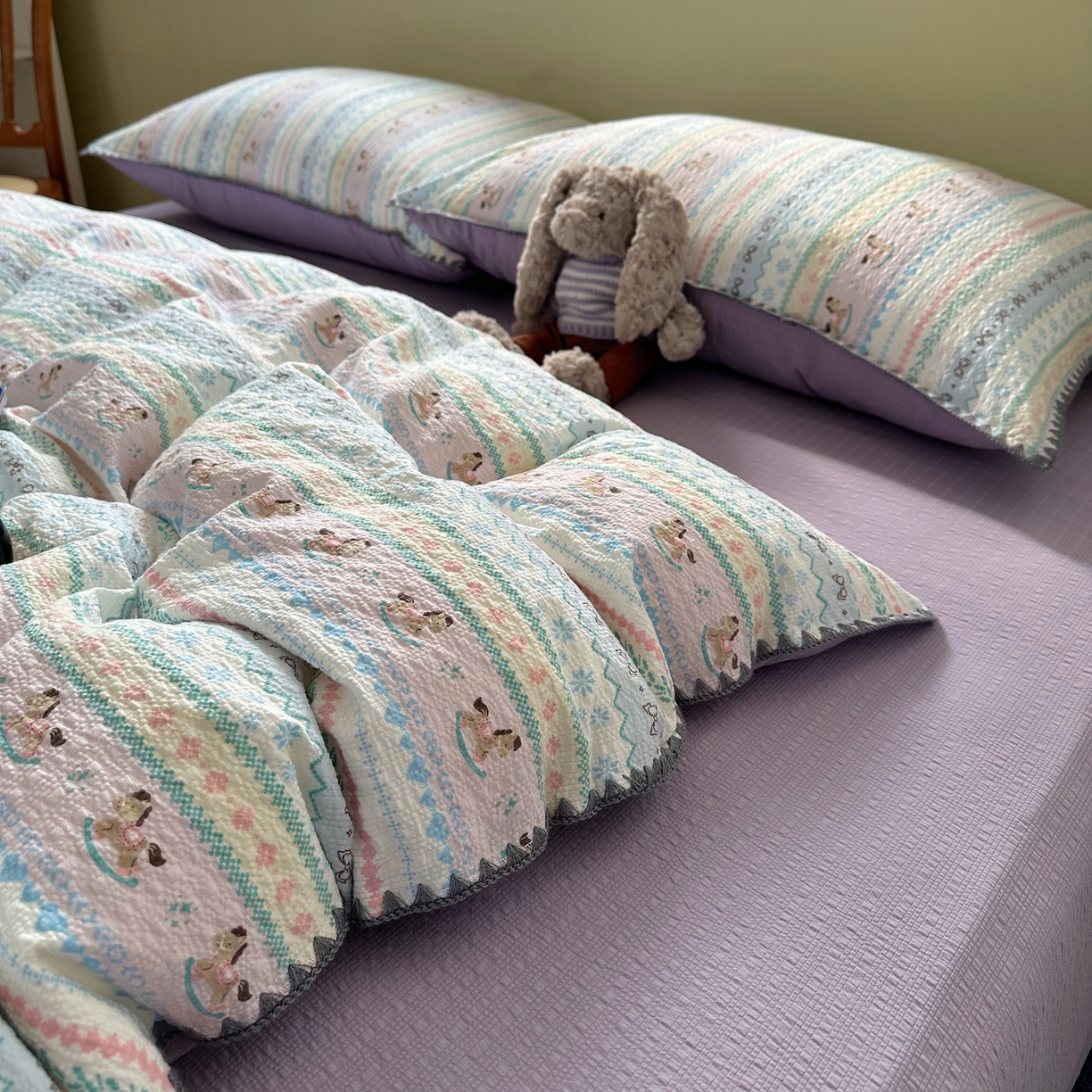 91家纺网 家纺一手货源 找家纺 几禾 2026新款高品质A类110g泡芙纱甜栗贝壳边四件套 甜栗-甜心木马卷