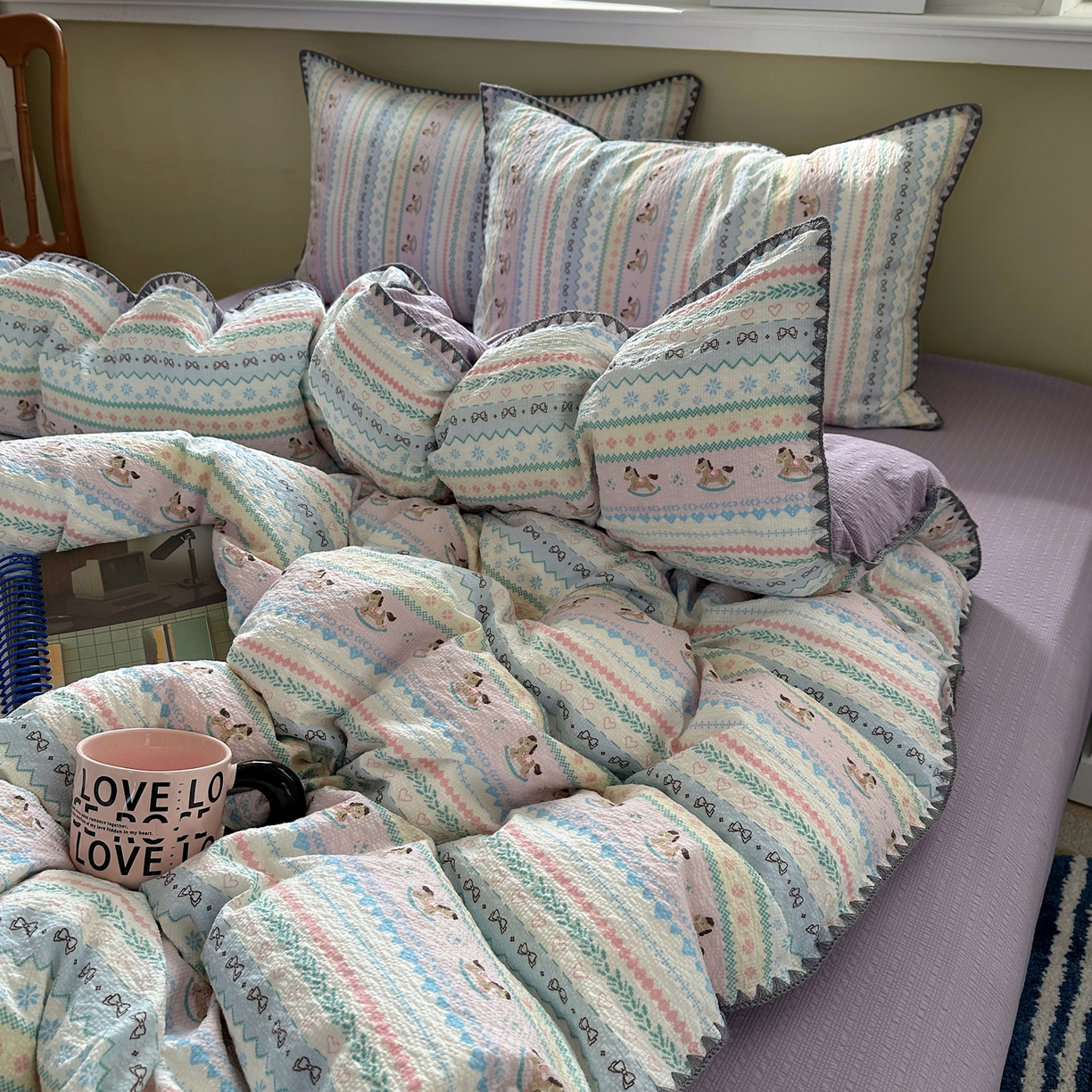 91家纺网 家纺一手货源 找家纺 几禾 2026新款高品质A类110g泡芙纱甜栗贝壳边四件套 甜栗-甜心木马卷